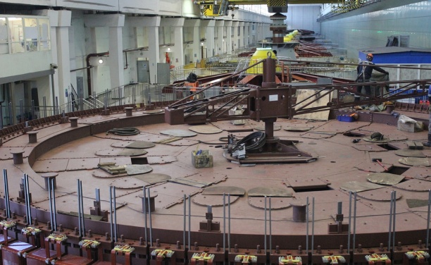 Рабочее колесо успешно установили на Воткинской ГЭС 
