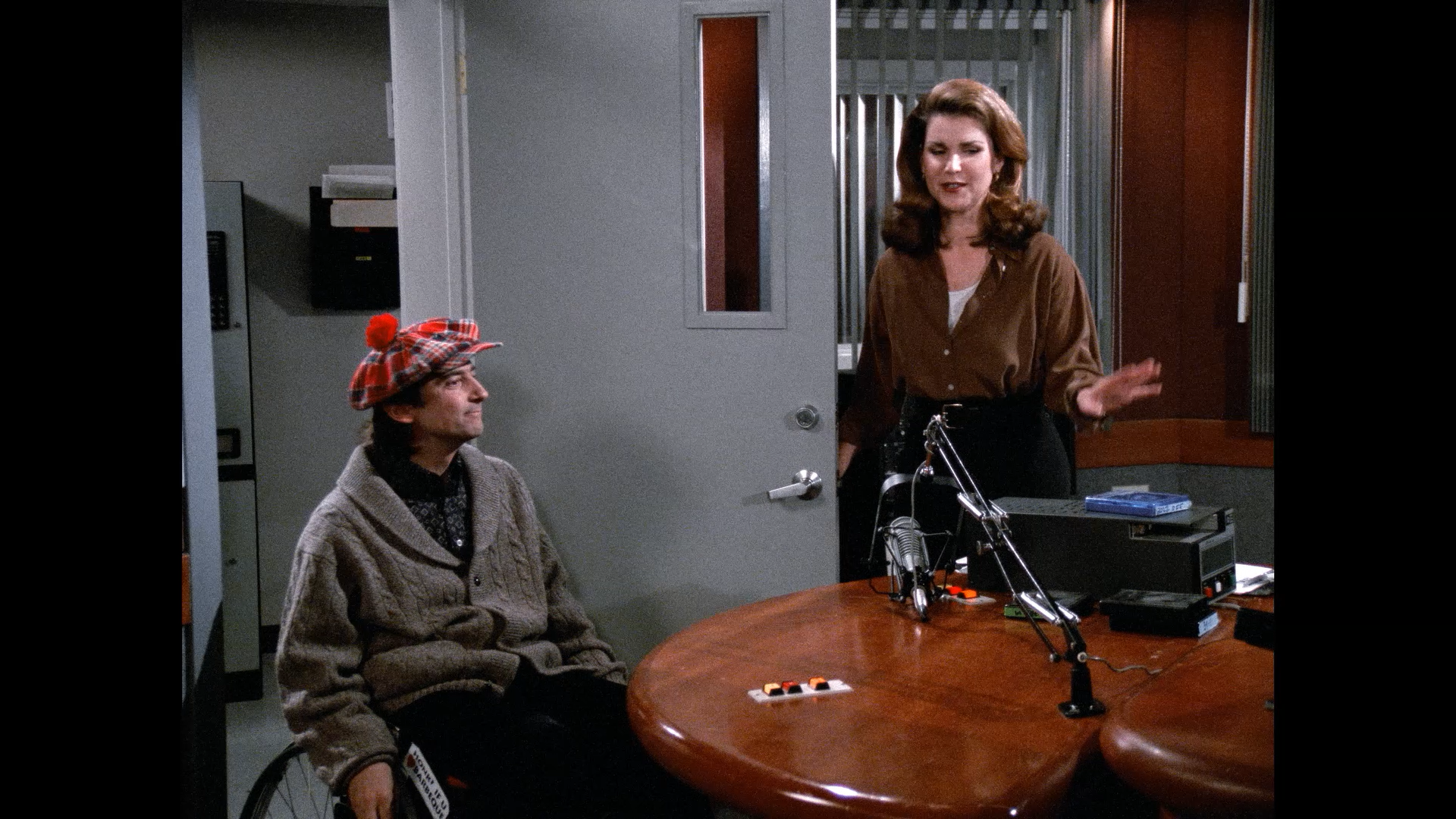 Frasier.S03E11.The.Friend.1080p.BluRay.Remux.Rus.Eng-@EniaHD.png