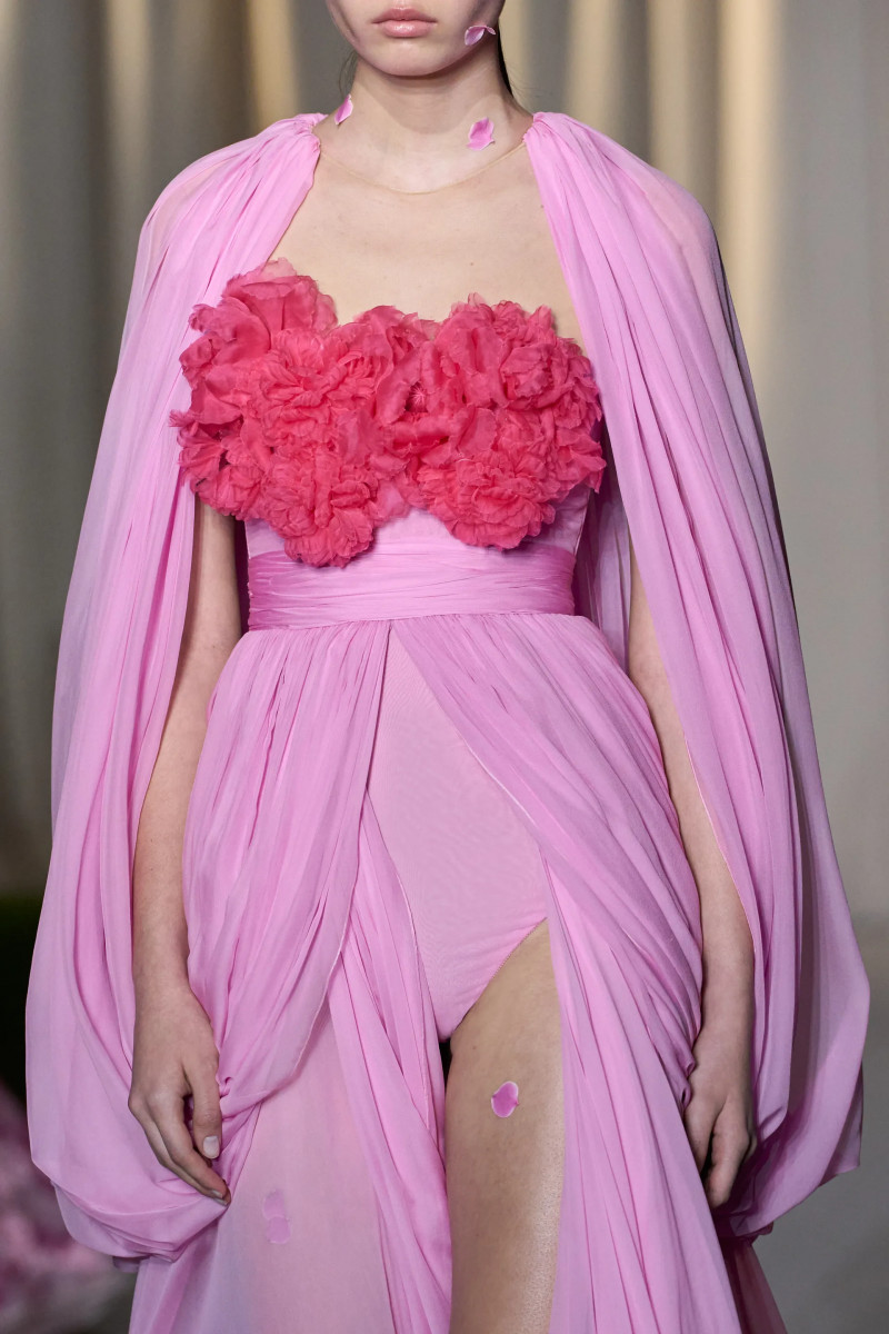 00015-giambattista-valli-fall-2024-couture-details-credit-gorunway.webp