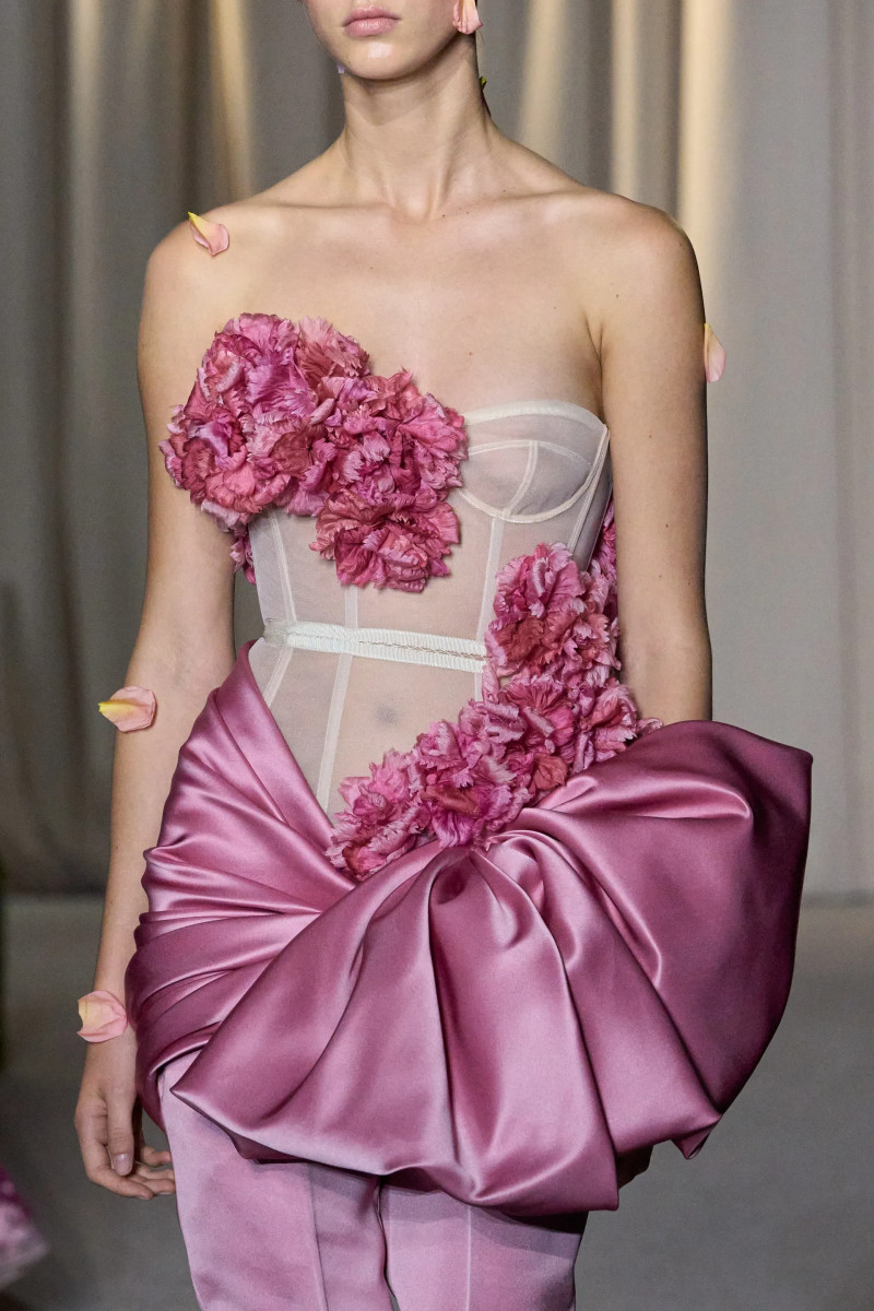 00054-giambattista-valli-fall-2024-couture-details-credit-gorunway.webp