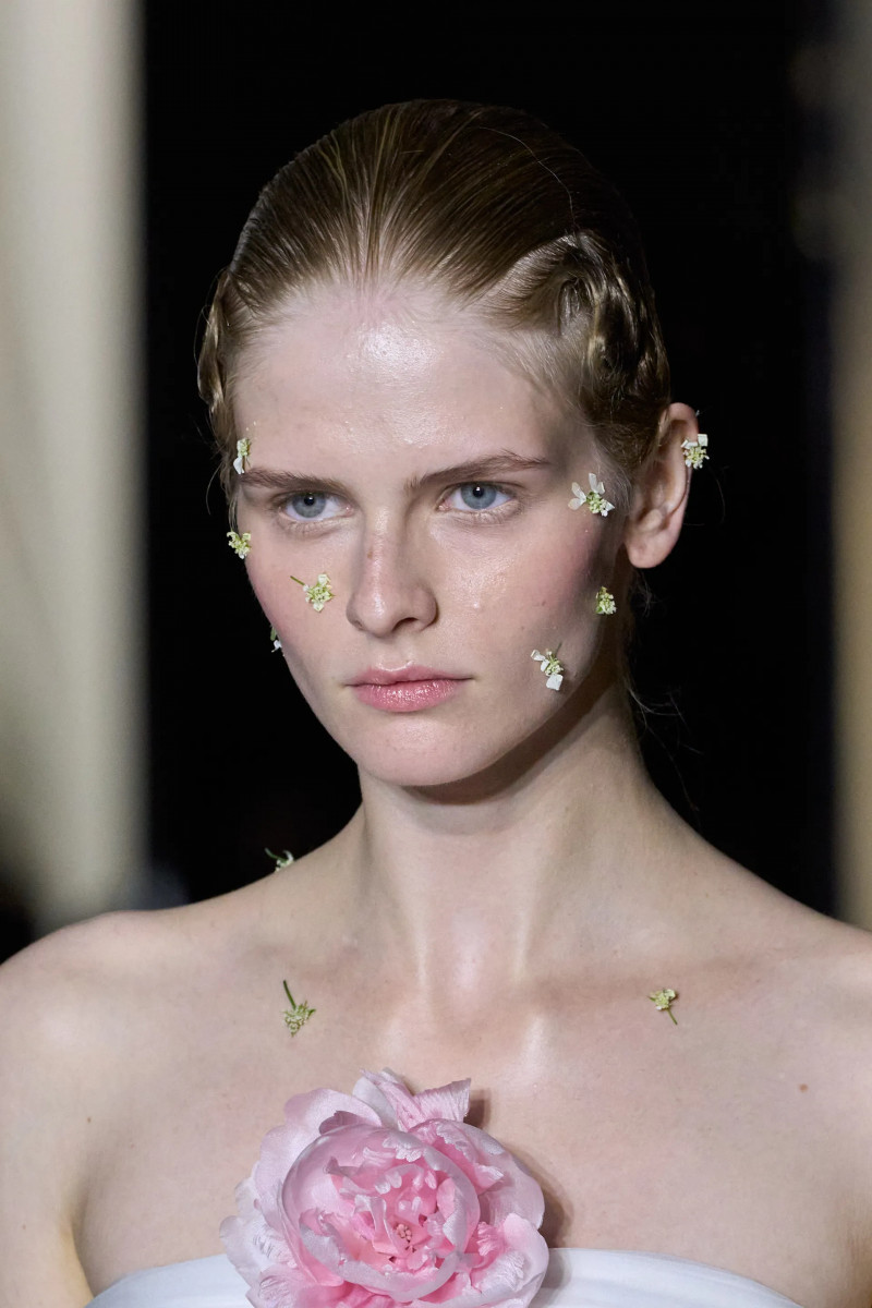 00033-giambattista-valli-fall-2024-couture-details-credit-gorunway.webp