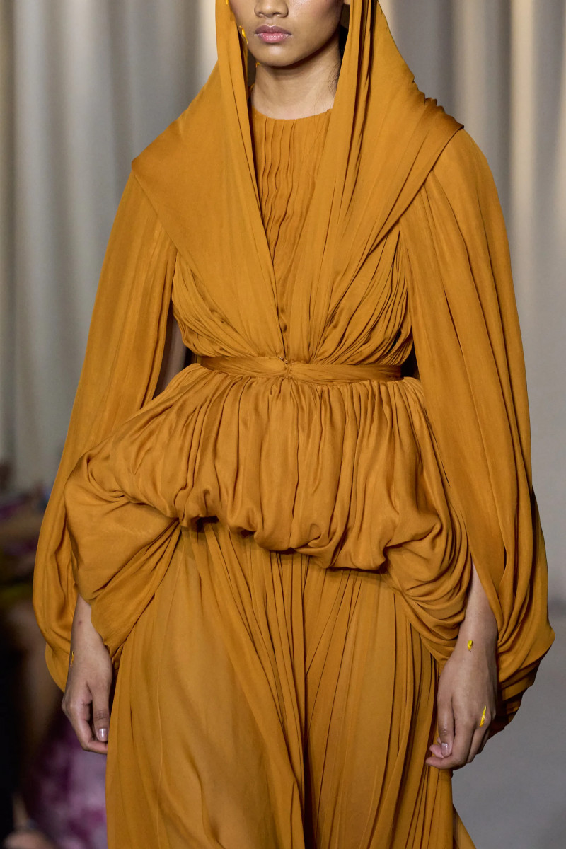 00032-giambattista-valli-fall-2024-couture-details-credit-gorunway.webp