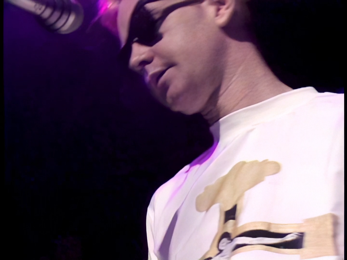 Depeche Mode - Personal Jesus (1990).mkv_snapshot_01.22.457.png