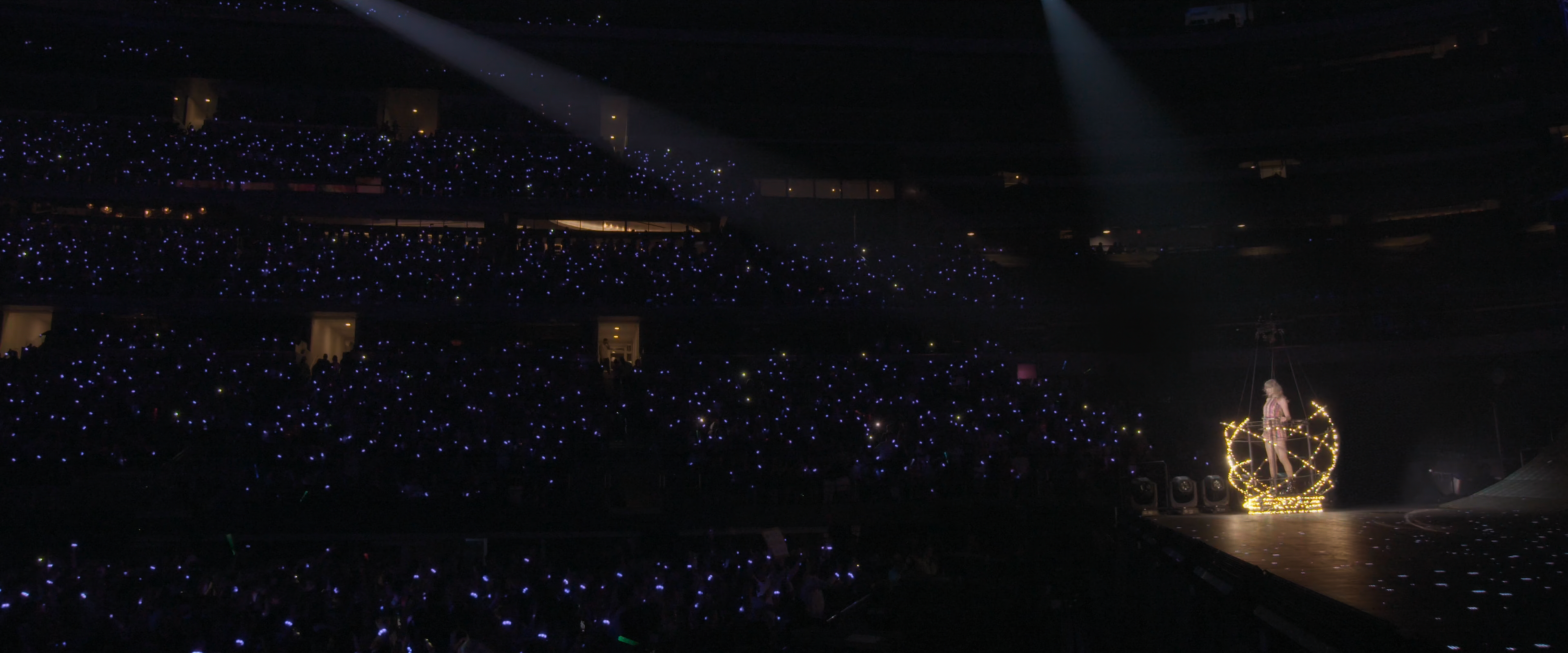 Taylor Swift - Reputation Stadium Tour (2018) 2160p HDR Netflix WEBRip DD+ Atmos 5.1 x265-TrollUHD.mkv_20241025_001306.329.png