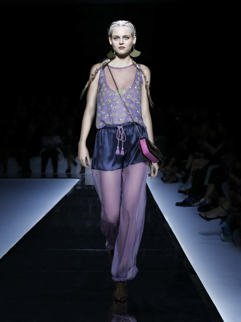 74-emporio-armani-spring-2017-rtw.jpg