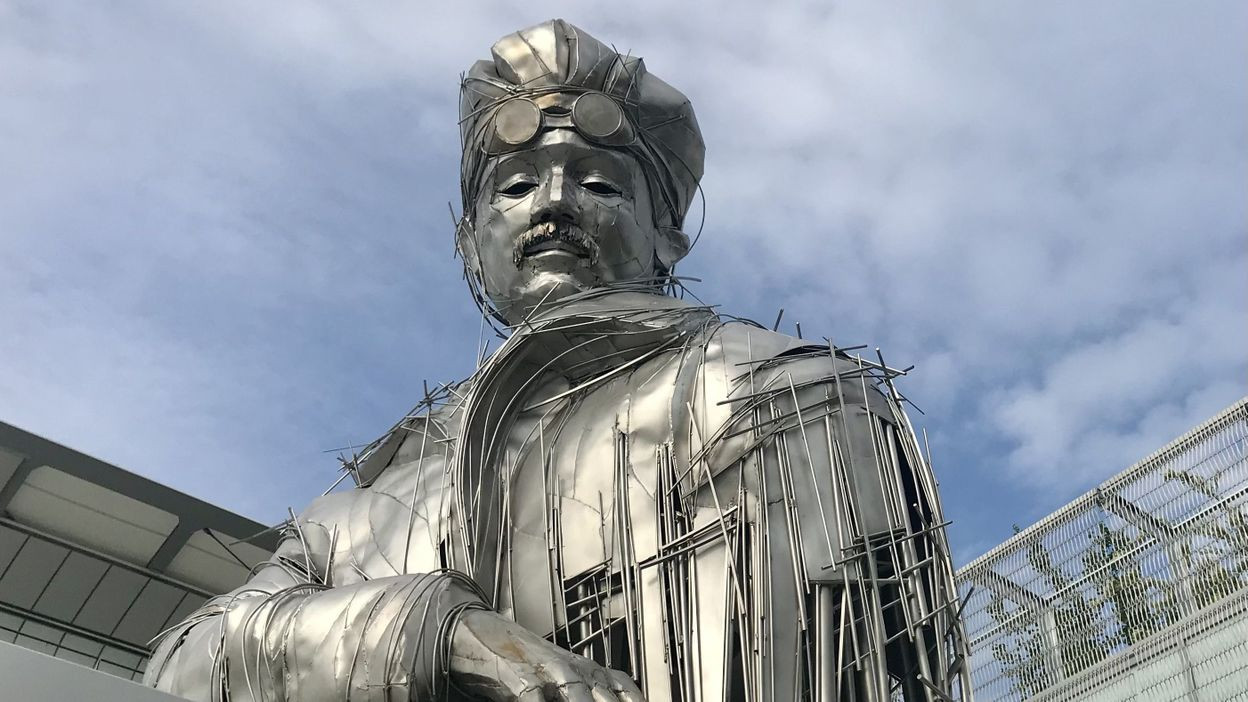 Ролан Гаррос скульптура возле входа на стадион Ролан Гаррос.jpg
