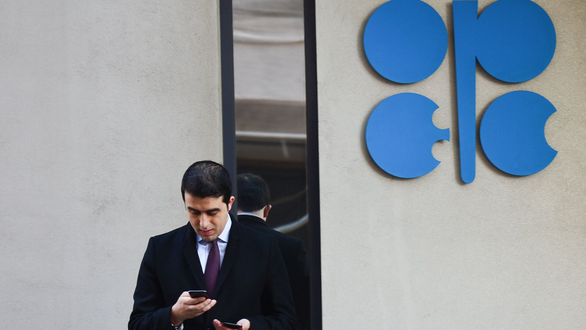Добыча нефти ОПЕК+ выросла в феврале