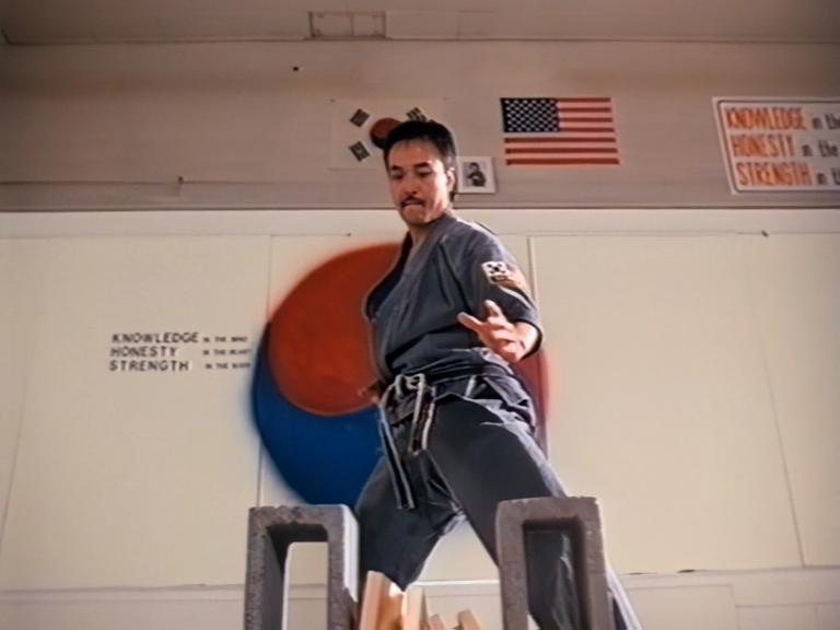 Street Soldiers (1991) [DVDRemux].mkv_snapshot_01.06.43.560.png