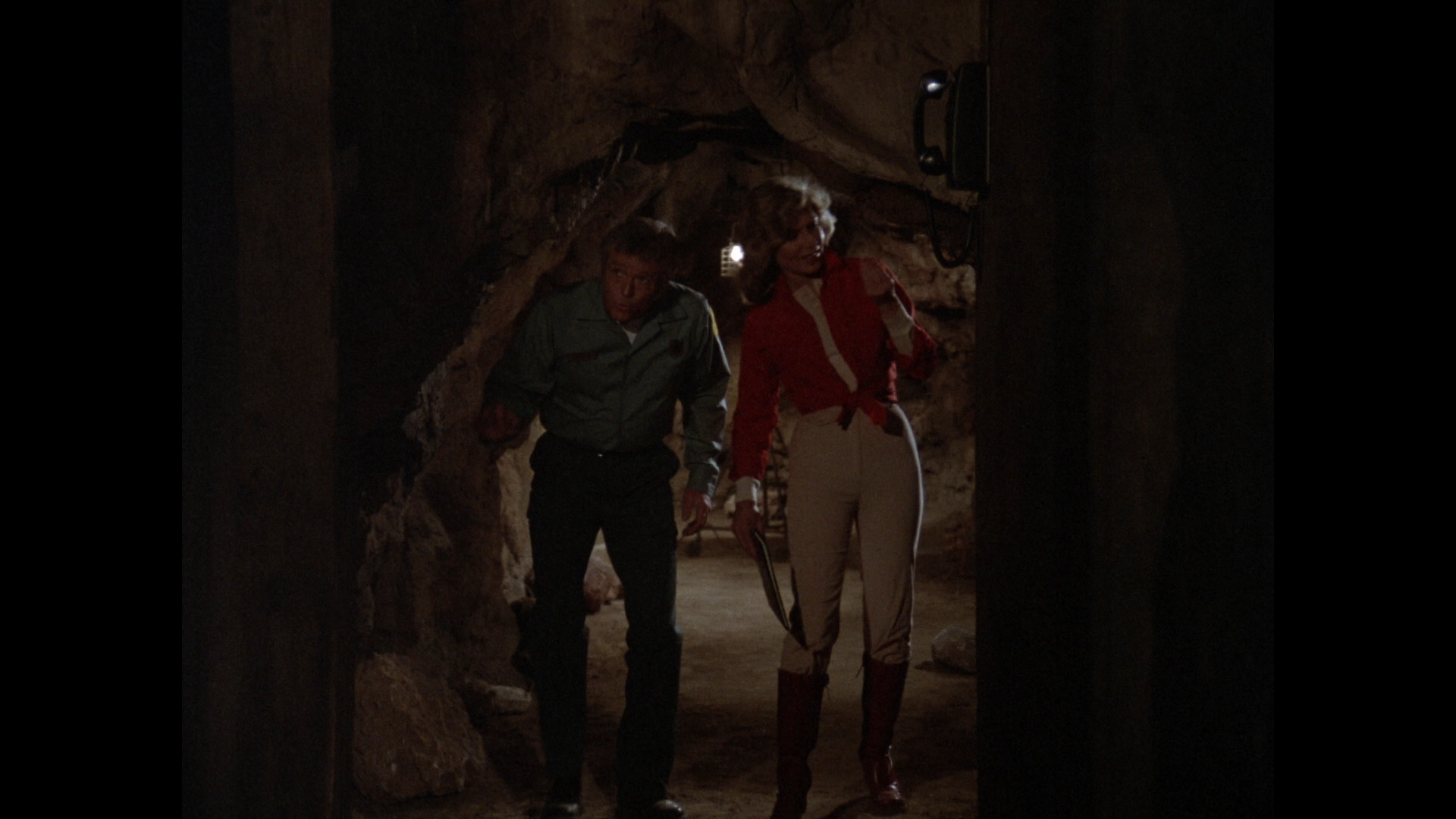 Cave-In!.1983.BDRemux.1080p.mkv_snapshot_00.12.31.835.png