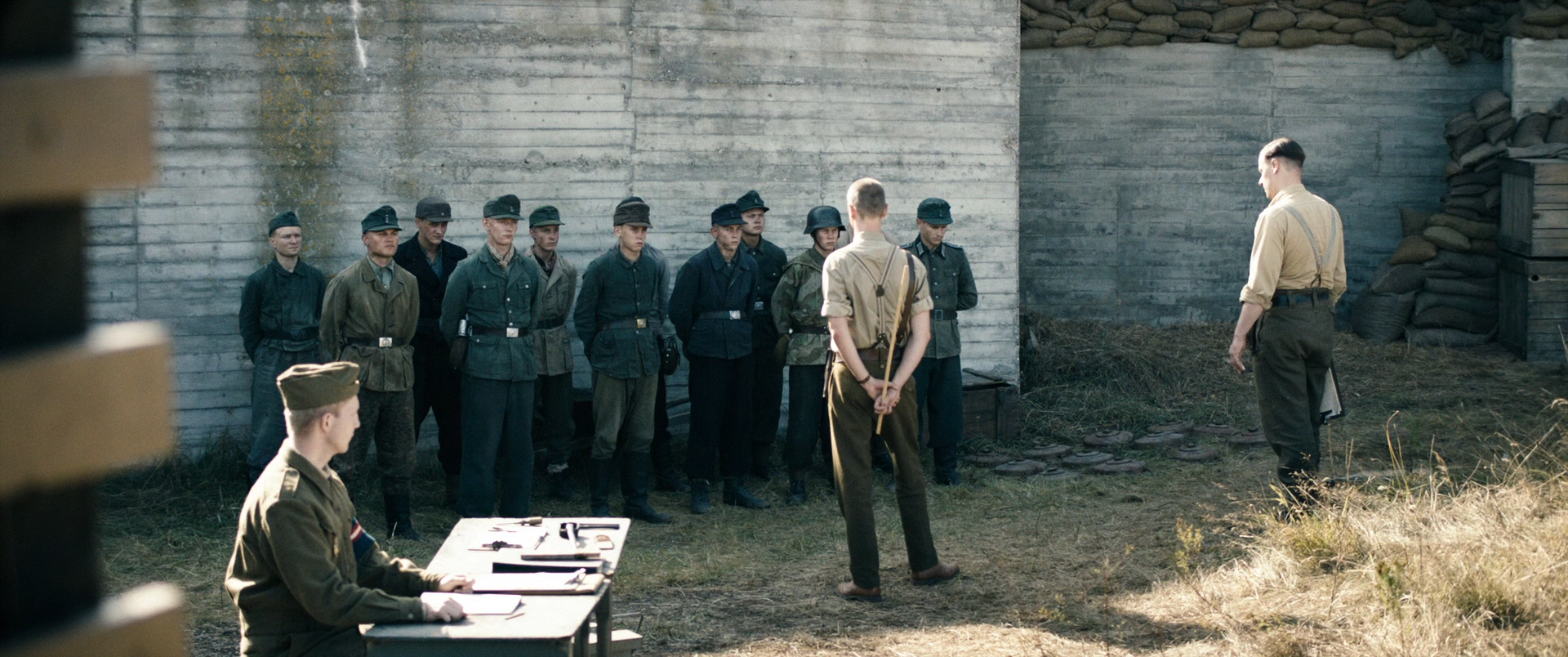 Under sandet 2015 1080p BluRay DTS x264-VietHD.mkv_snapshot_00.08.33.png