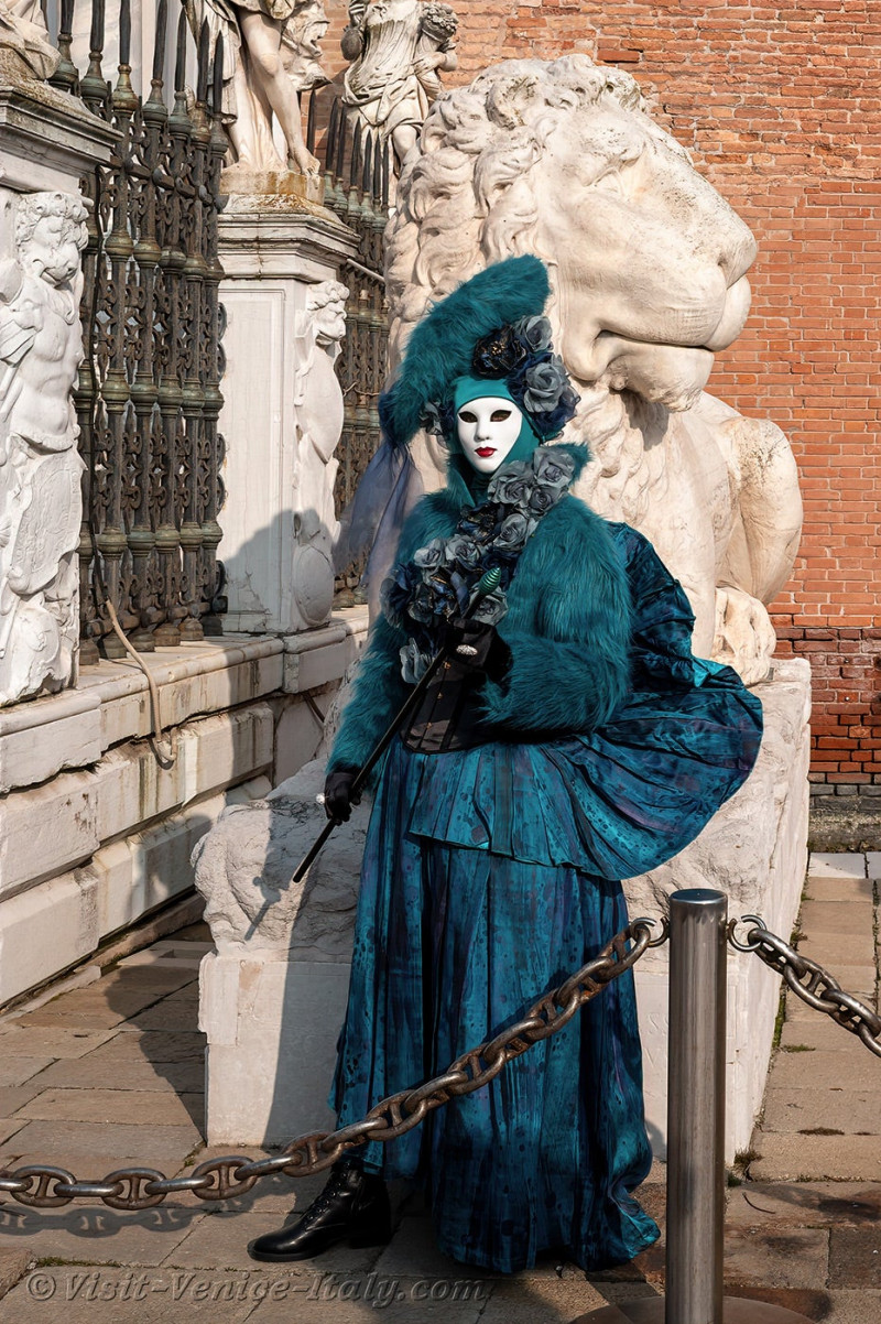 carnival-venice-2024-costume-masks-221.jpg