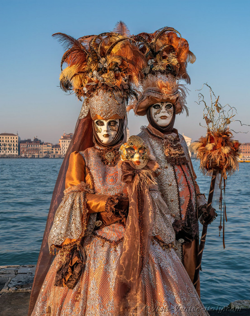 venice-carnival-mask-costume-san-giorgio-maggiore-090.jpg