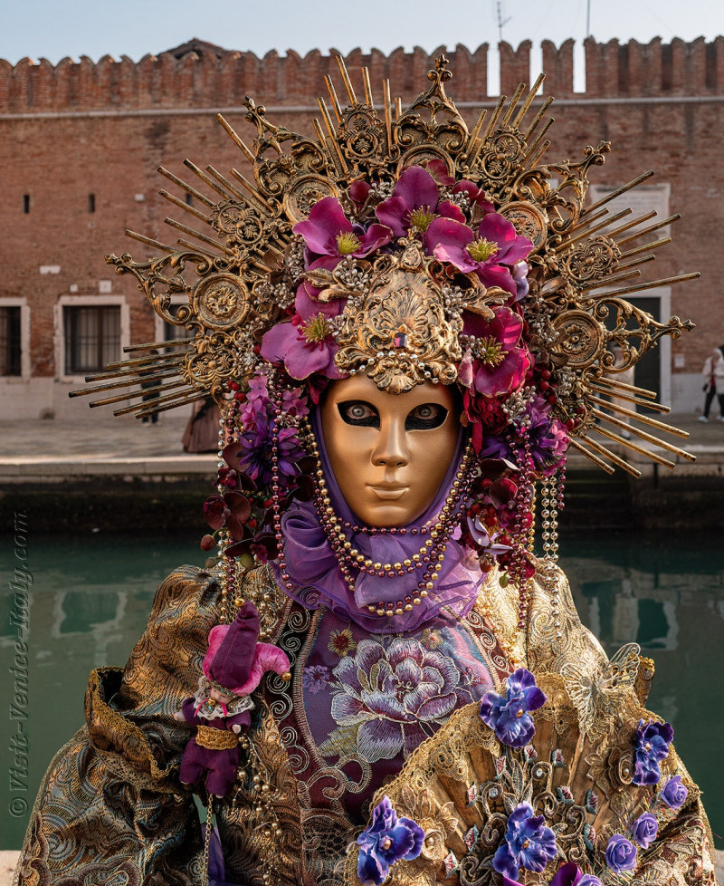 carnival-venice-2024-costume-masks-725.jpg