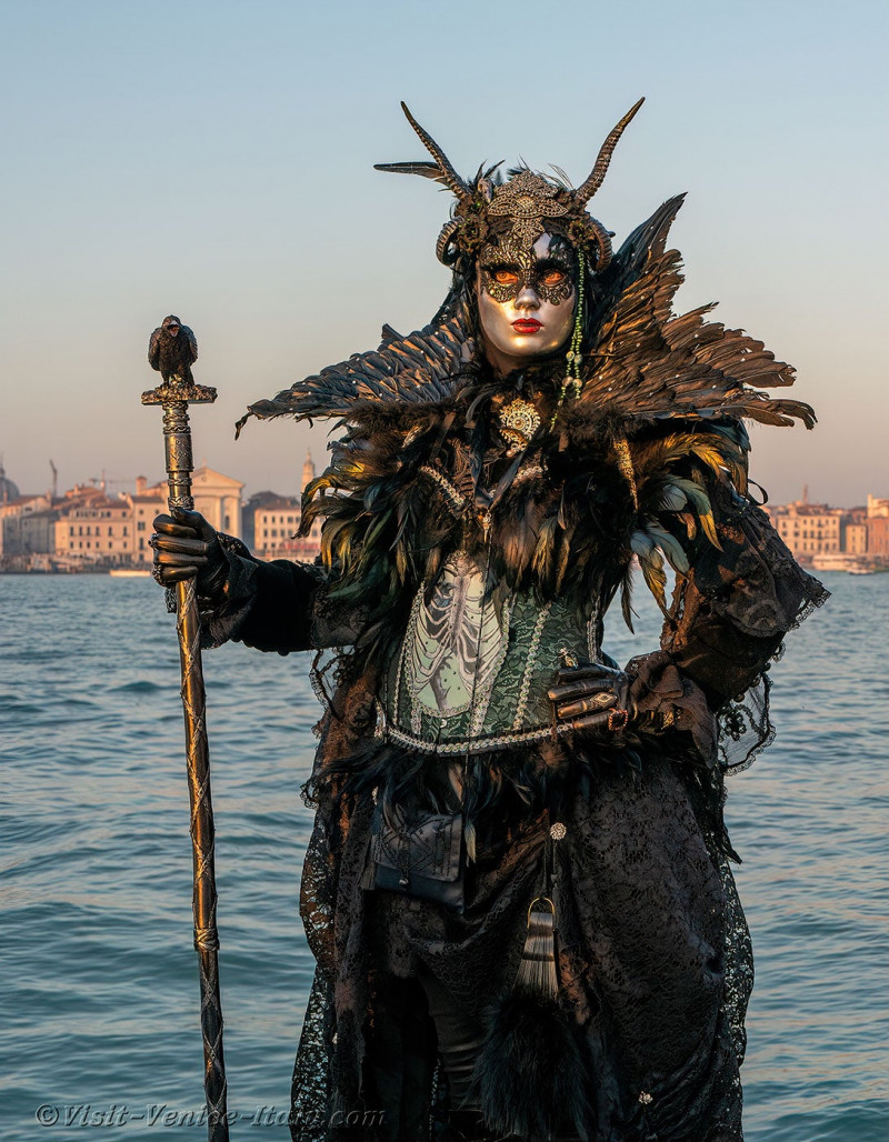venice-carnival-mask-costume-san-giorgio-maggiore-161.jpg