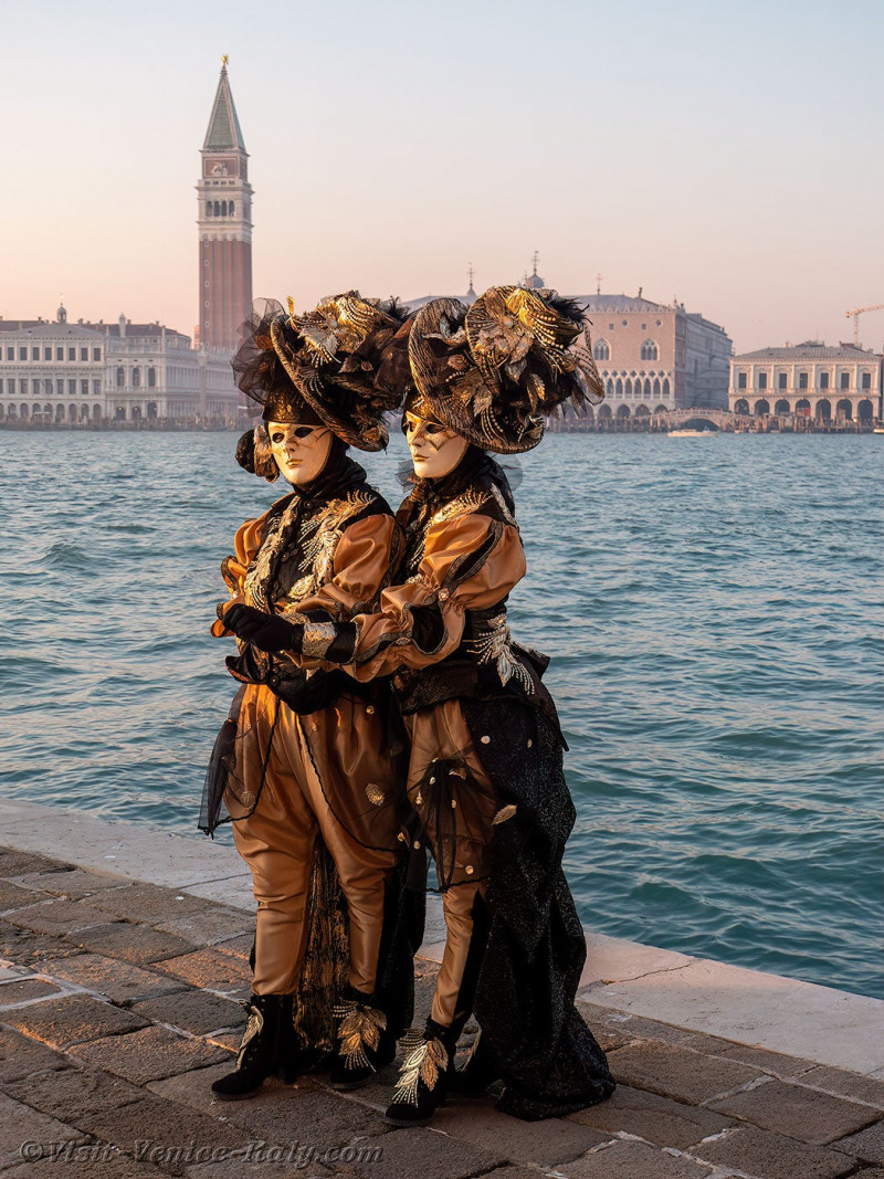 venice-carnival-mask-costume-san-giorgio-maggiore-131.jpg