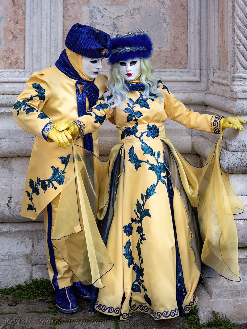 venice-carnival-masks-costumes-048.jpg
