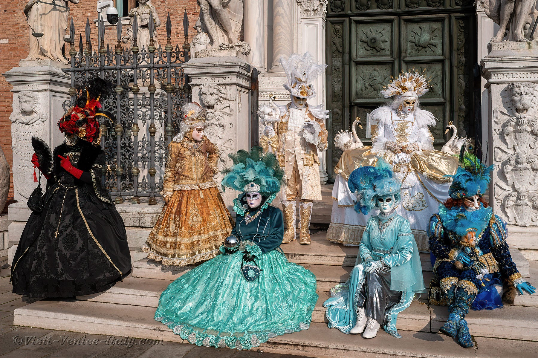 carnival-venice-2024-costume-masks-210.jpg