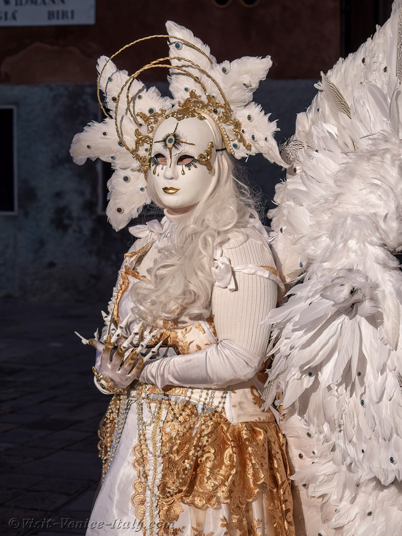 venice-carnival-masks-costumes-019.jpg