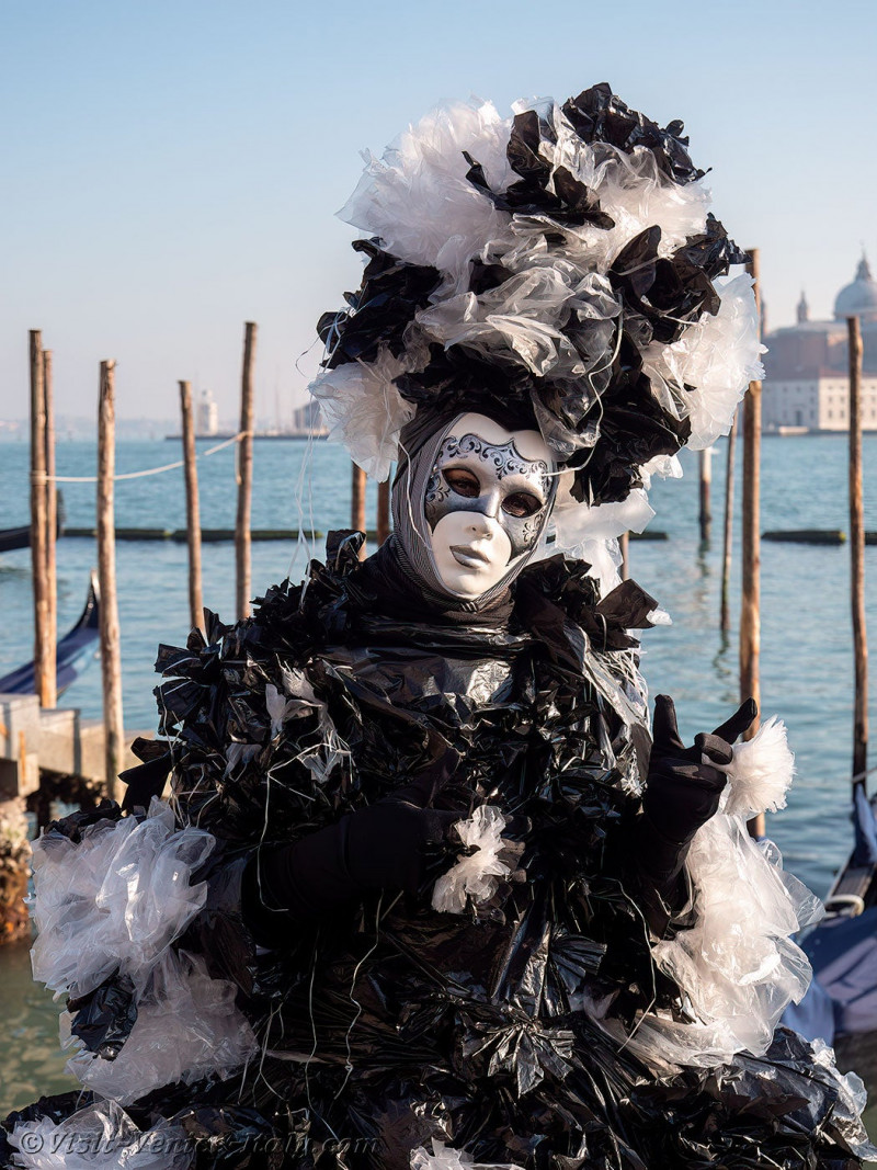 venice-carnival-mask-costume-saint-mark-014.jpg