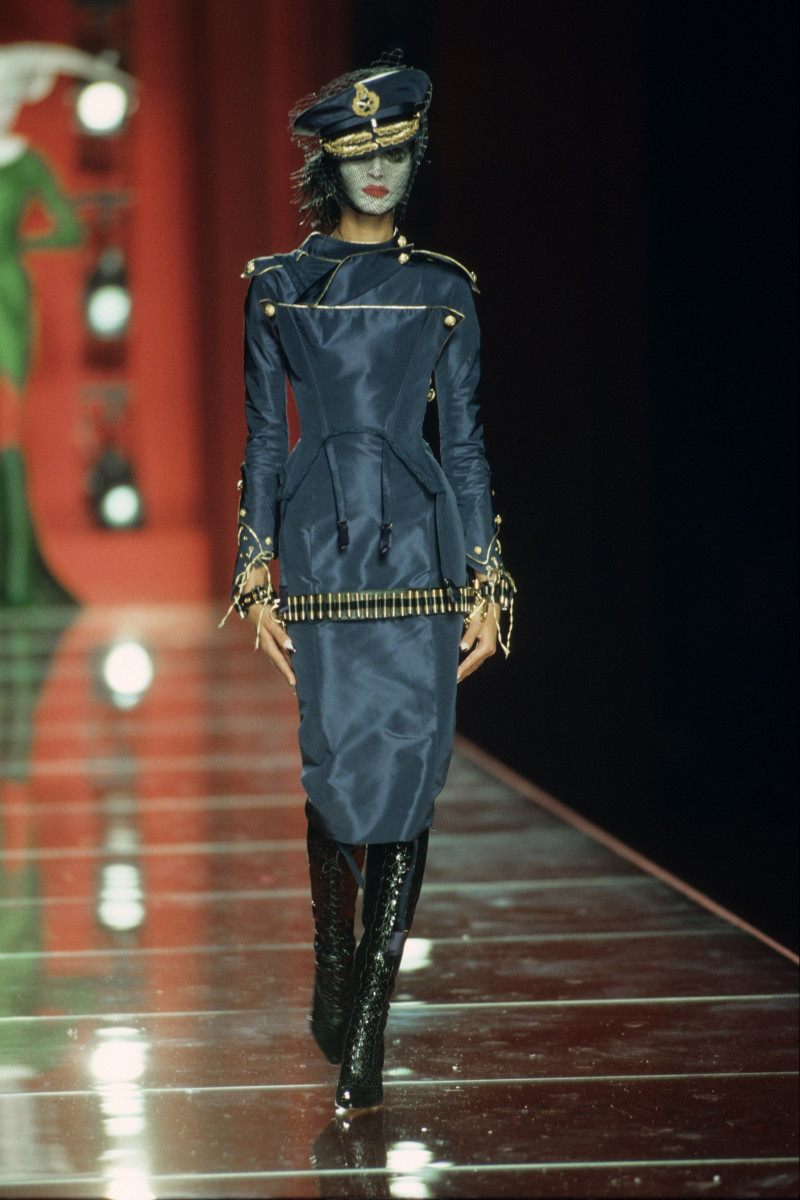 CHRISTIAN-DIOR-FALL-2000-HC-32.jpg
