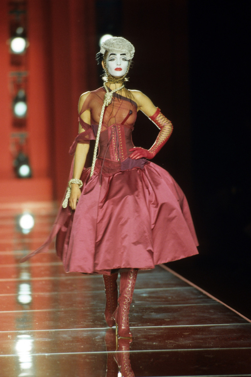 CHRISTIAN-DIOR-FALL-2000-HC-31.jpg