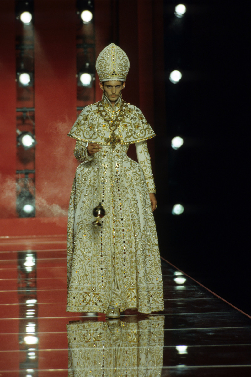 CHRISTIAN-DIOR-FALL-2000-HC-01.jpg
