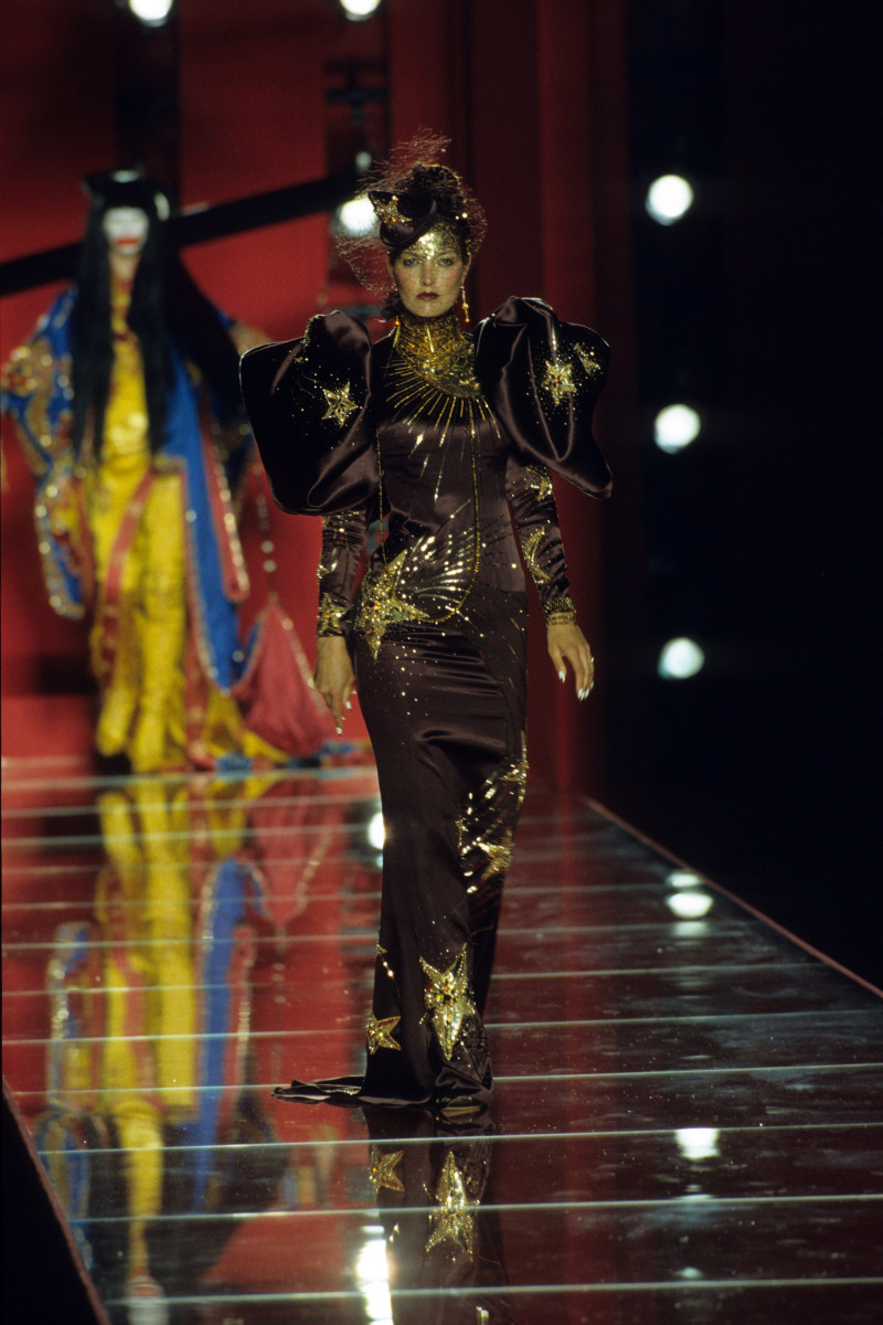 CHRISTIAN-DIOR-FALL-2000-HC-22.jpg