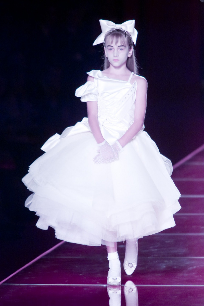CHRISTIAN-DIOR-FALL-2000-HC-03.jpg