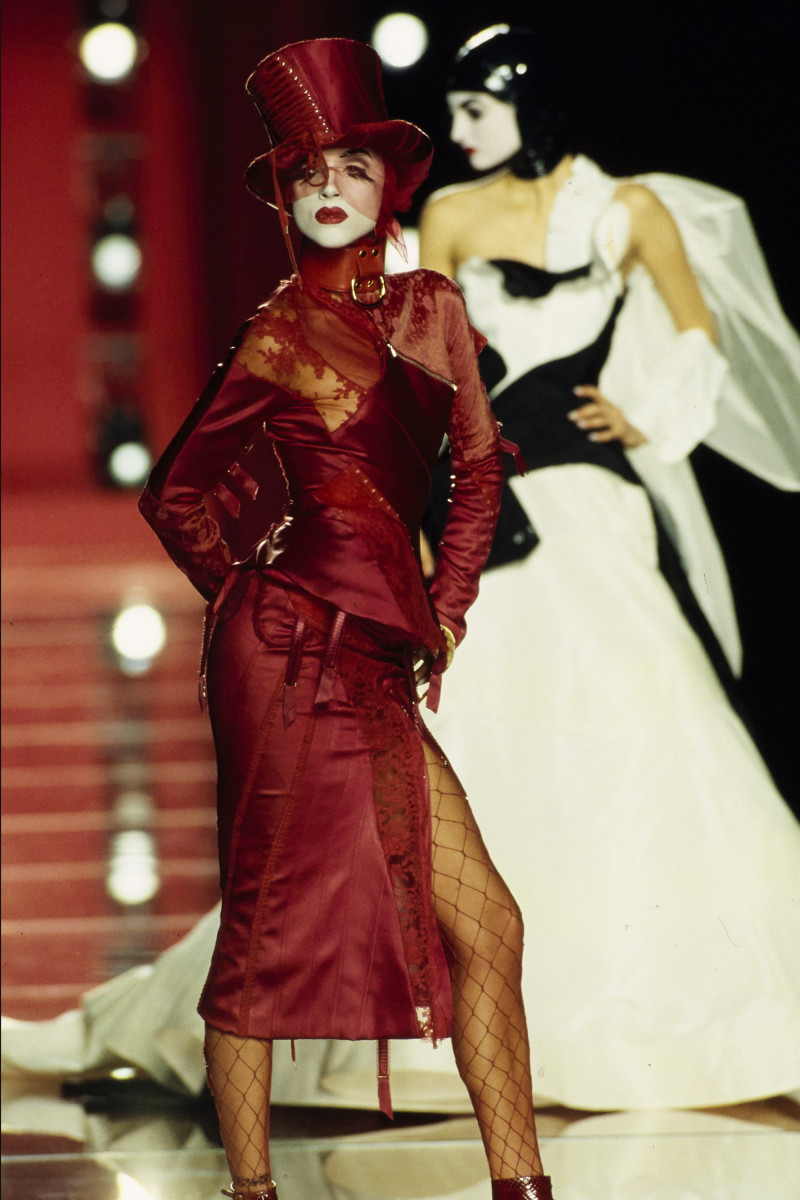 CHRISTIAN-DIOR-FALL-2000-HC-58.jpg