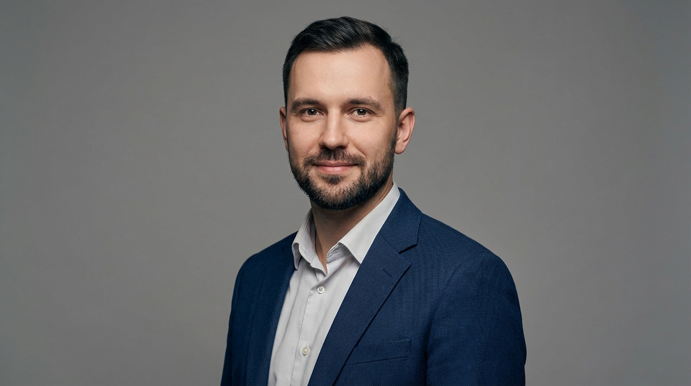 Дмитрий Соколов — портрет автора статьи о пластиковых окнах в деревянном доме, фото в профессиональной студии с нейтральным фоном