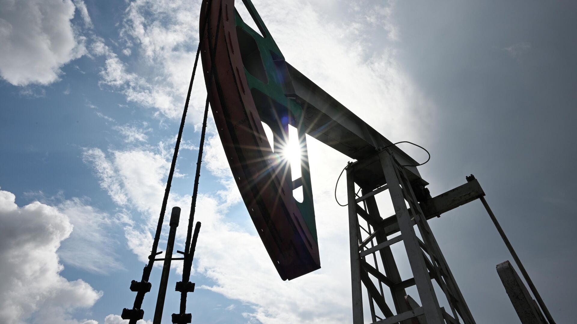 Аналитик оценил перспективы смягчения санкций США против российской нефти