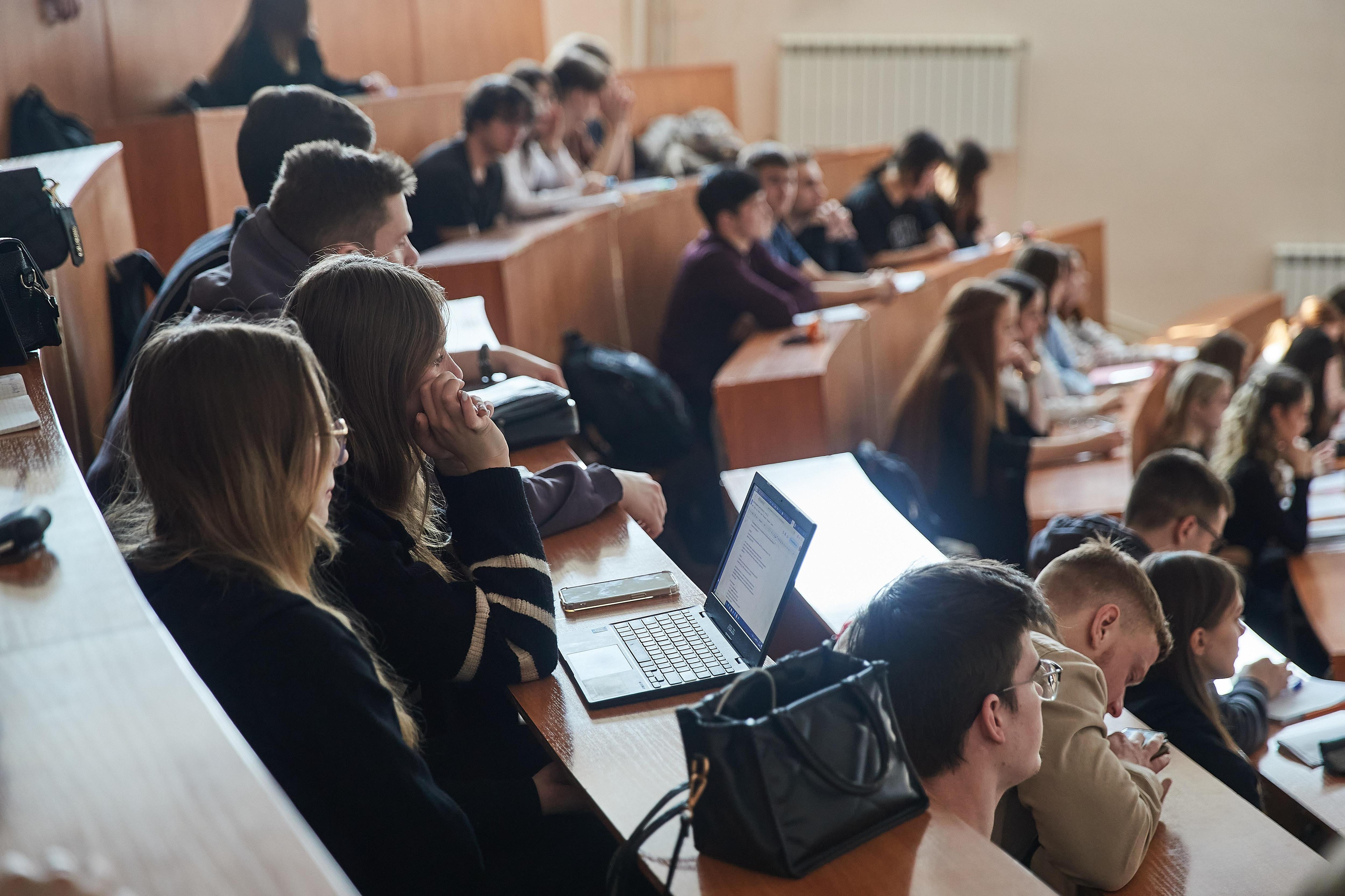 Правительство расширяет список бесплатных специальностей в вузах и колледжах