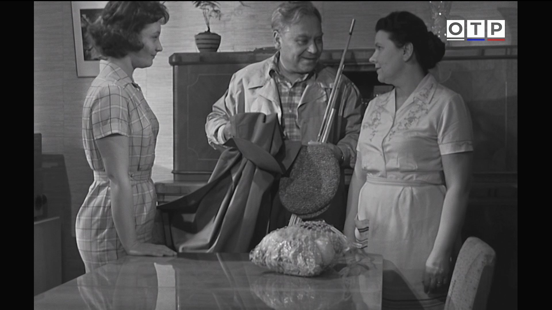 Первый.троллейбус.1963.HDTV.1080i-ylnian.mkv_snapshot_01.00.59.252.png