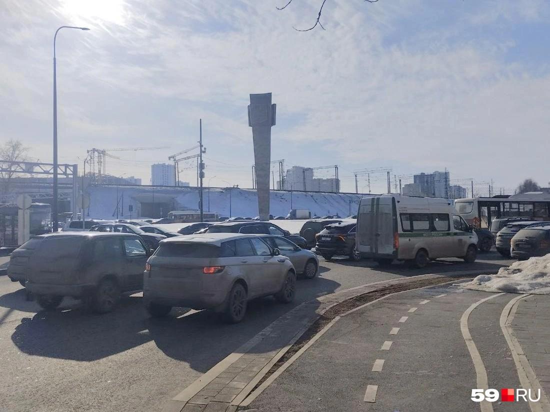 Транспортный коллапс на площади Гайдара: десятки автобусов стоят в заторах