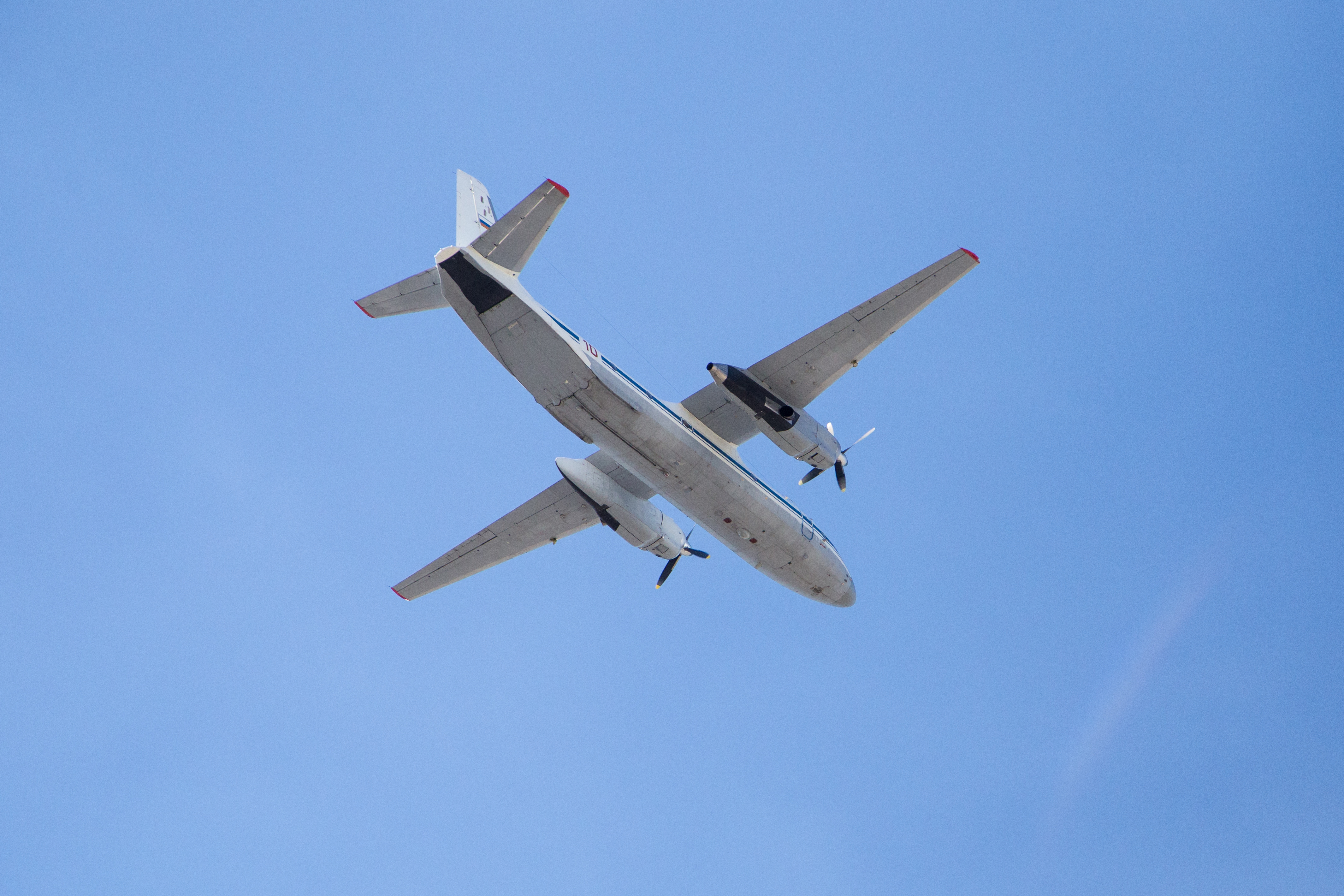 Связь с военно-транспортным самолетом Ан-26 потеряна над Крымом