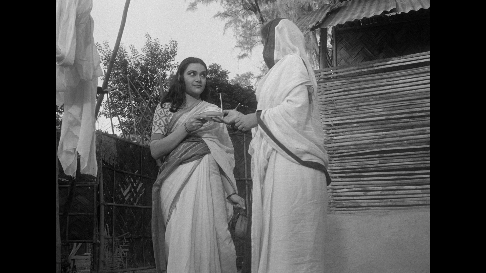 Meghe.Dhaka.Tara.1960.Criterion.Collection.BDRemux.1080p.mkv_snapshot_00.30.25.254.png