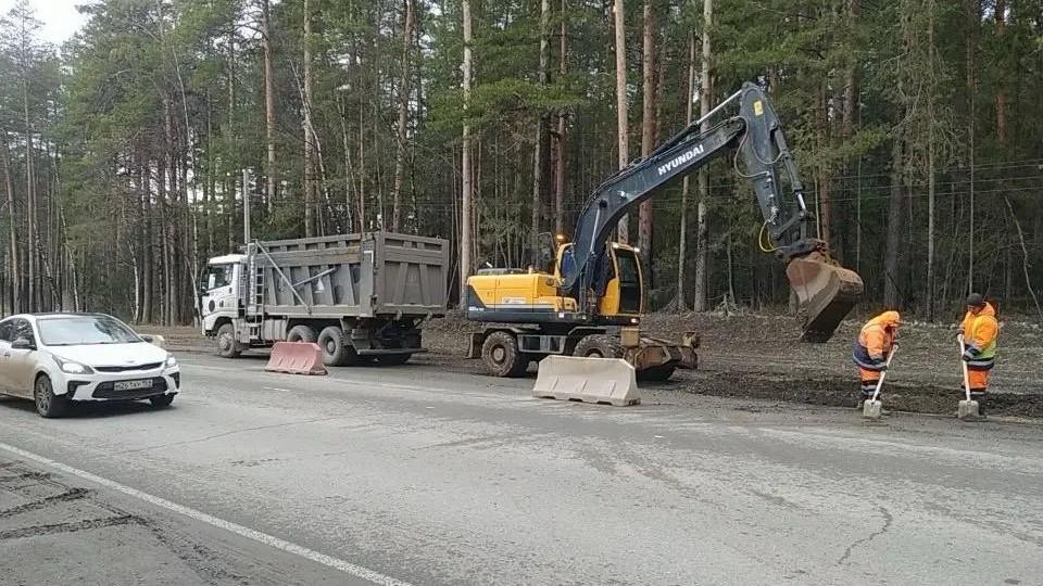 На улице Докучаева в Перми начали расширение дороги для выделенной полосы