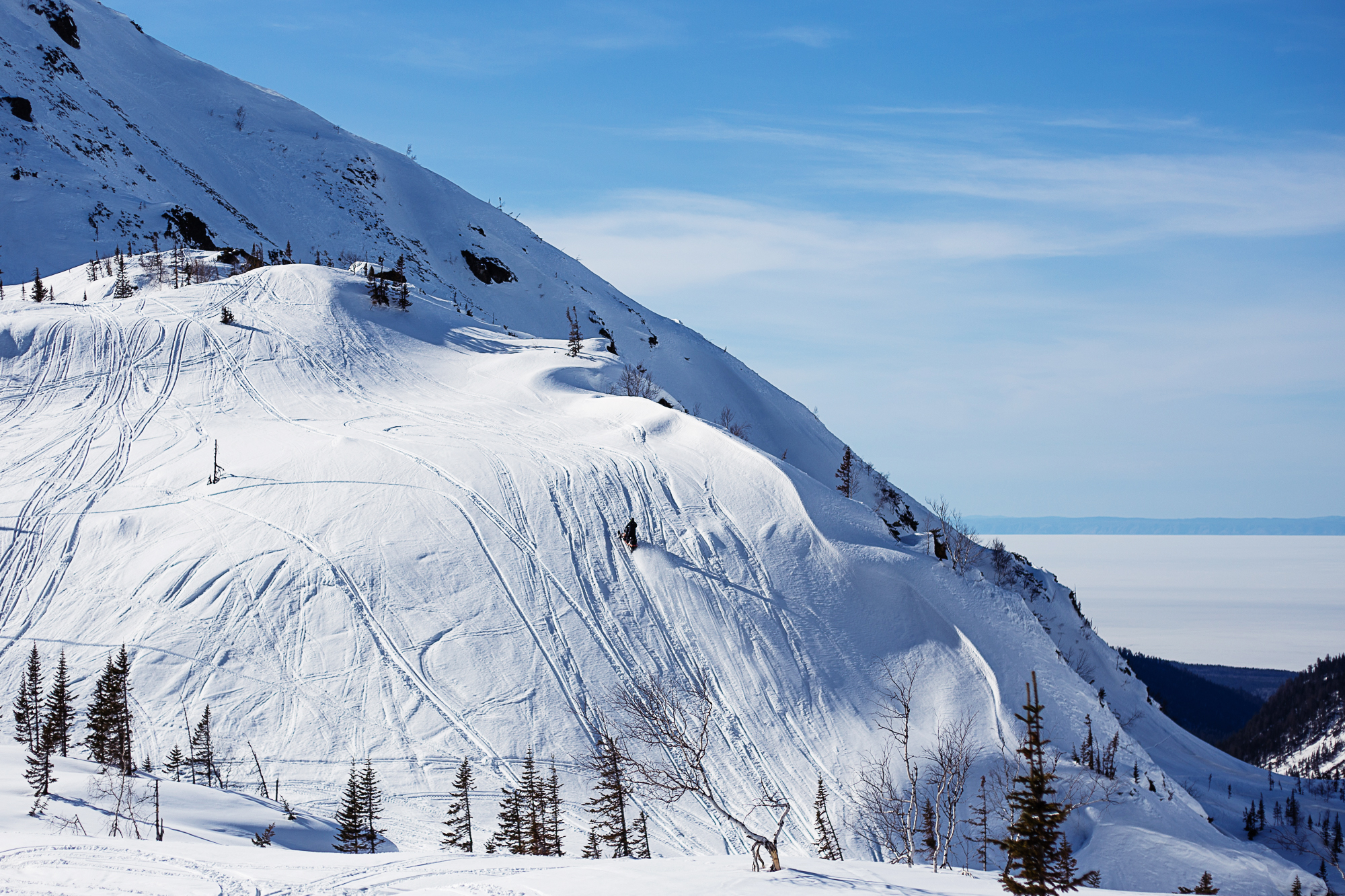 Спасатели ищут четырех человек, попавших под лавину в Бурятии