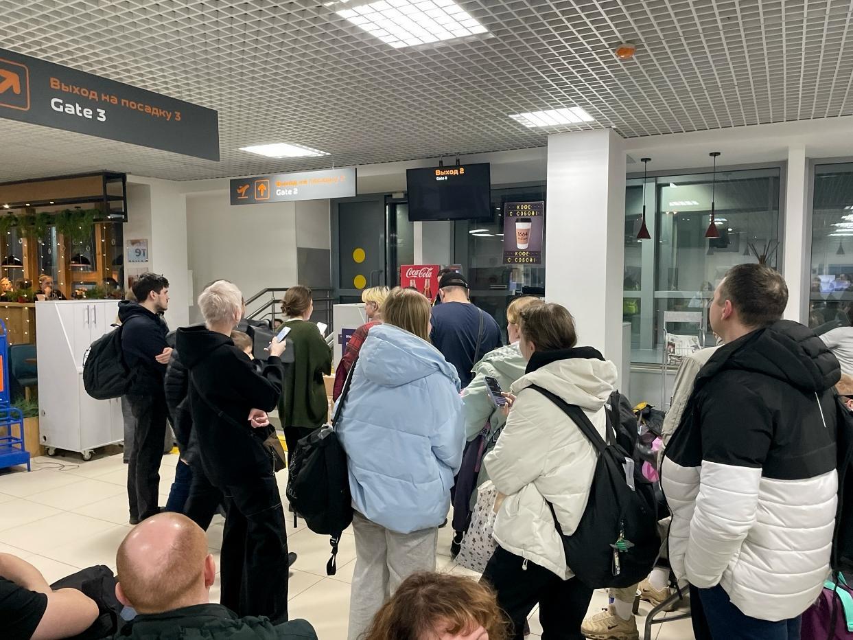 В Екатеринбурге произошла атака беспилотников: сотни застряли в аэропортах