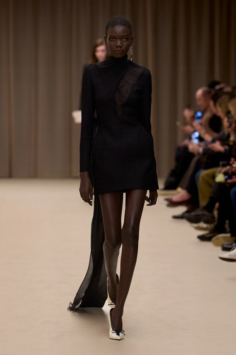 00026-mcqueen-fall-2026-ready-to-wear-credit-gorunway.webp