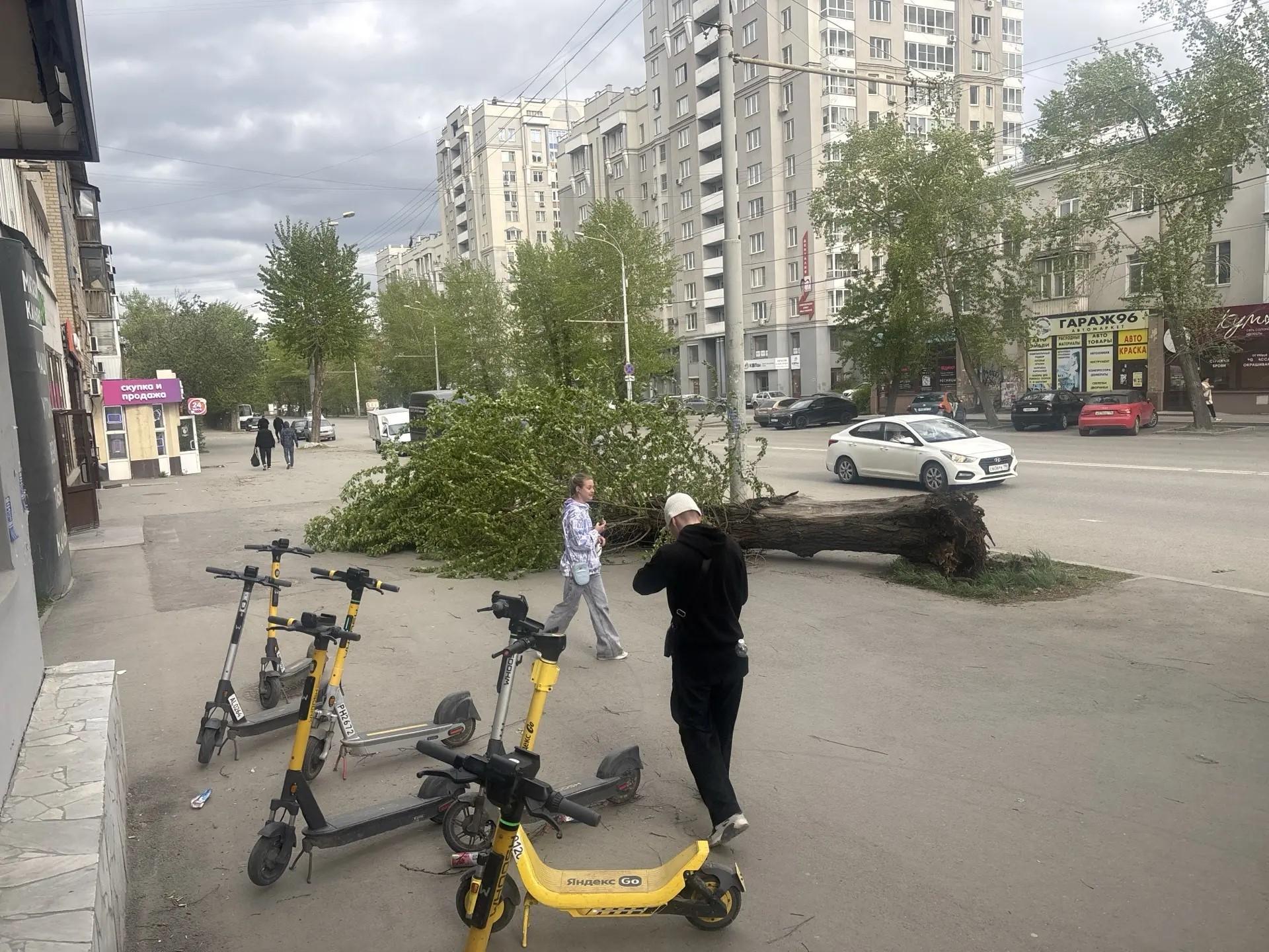 Ураганный ветер и крупный град: на Урал и Сибирь обрушилась разрушительная стихия