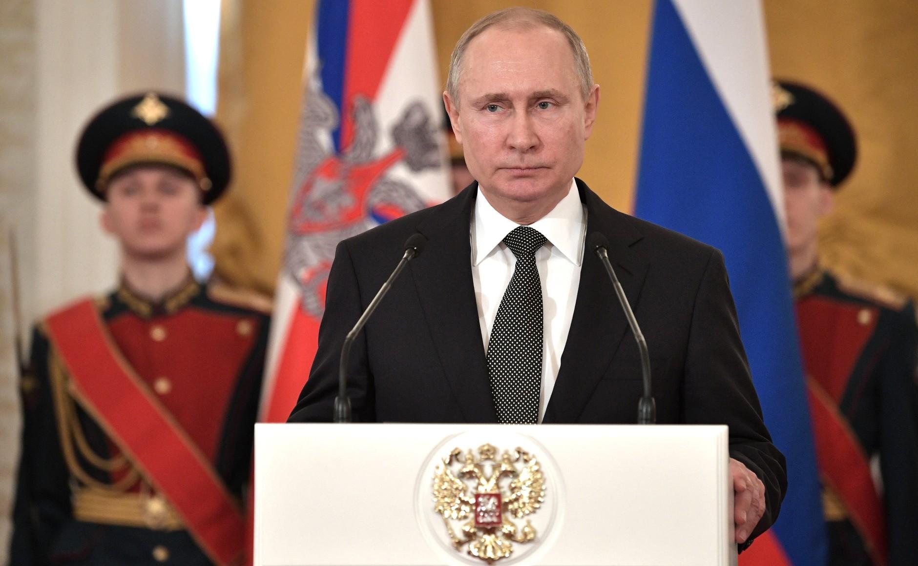 Владимир Путин призвал защищать мир и пресекать фальсификацию истории на приеме в Кремле