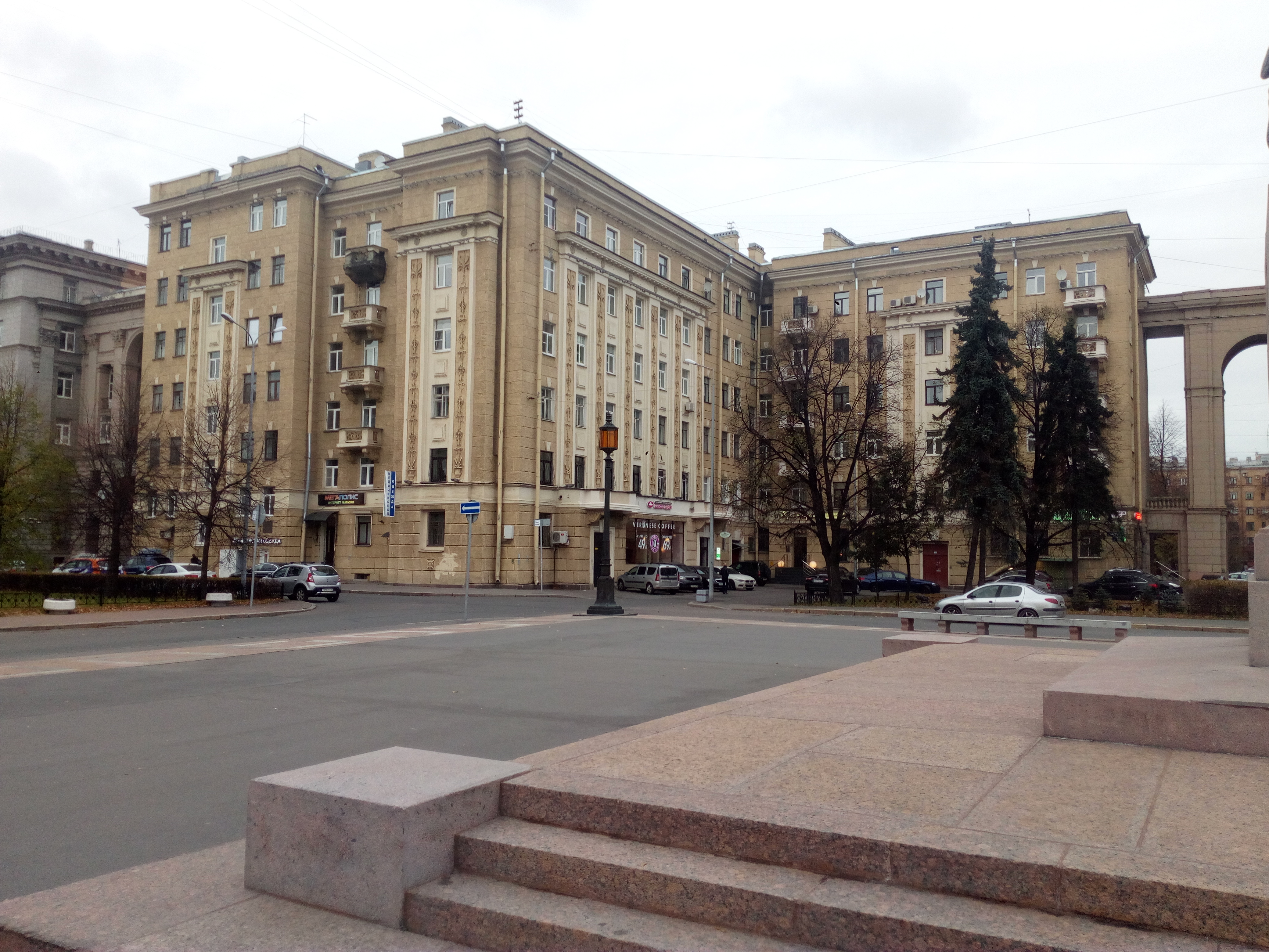 пл. Чернышевского, 3