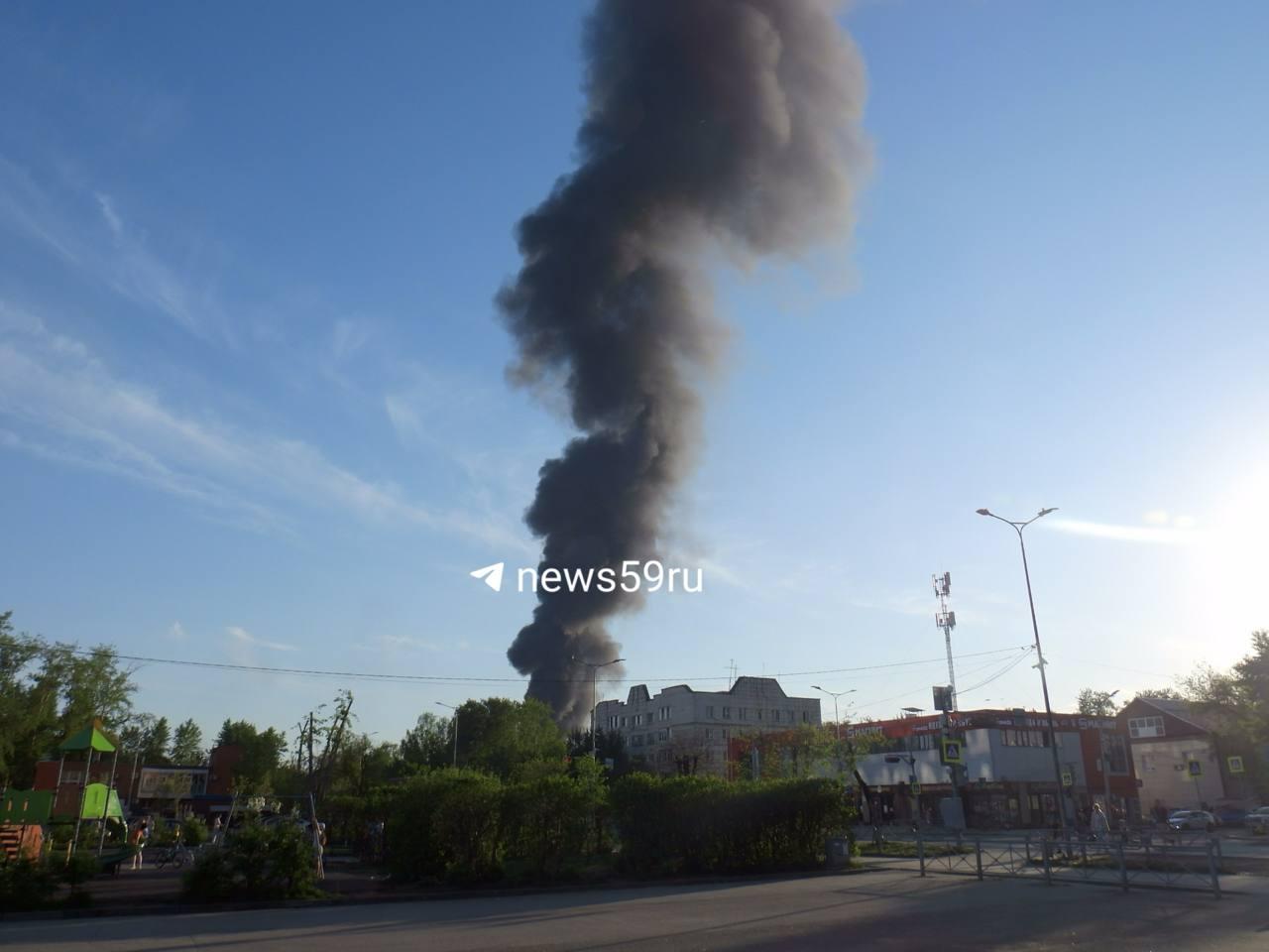 Пожар в промзоне Закамска: дым заметили за 20 км от места происшествия
