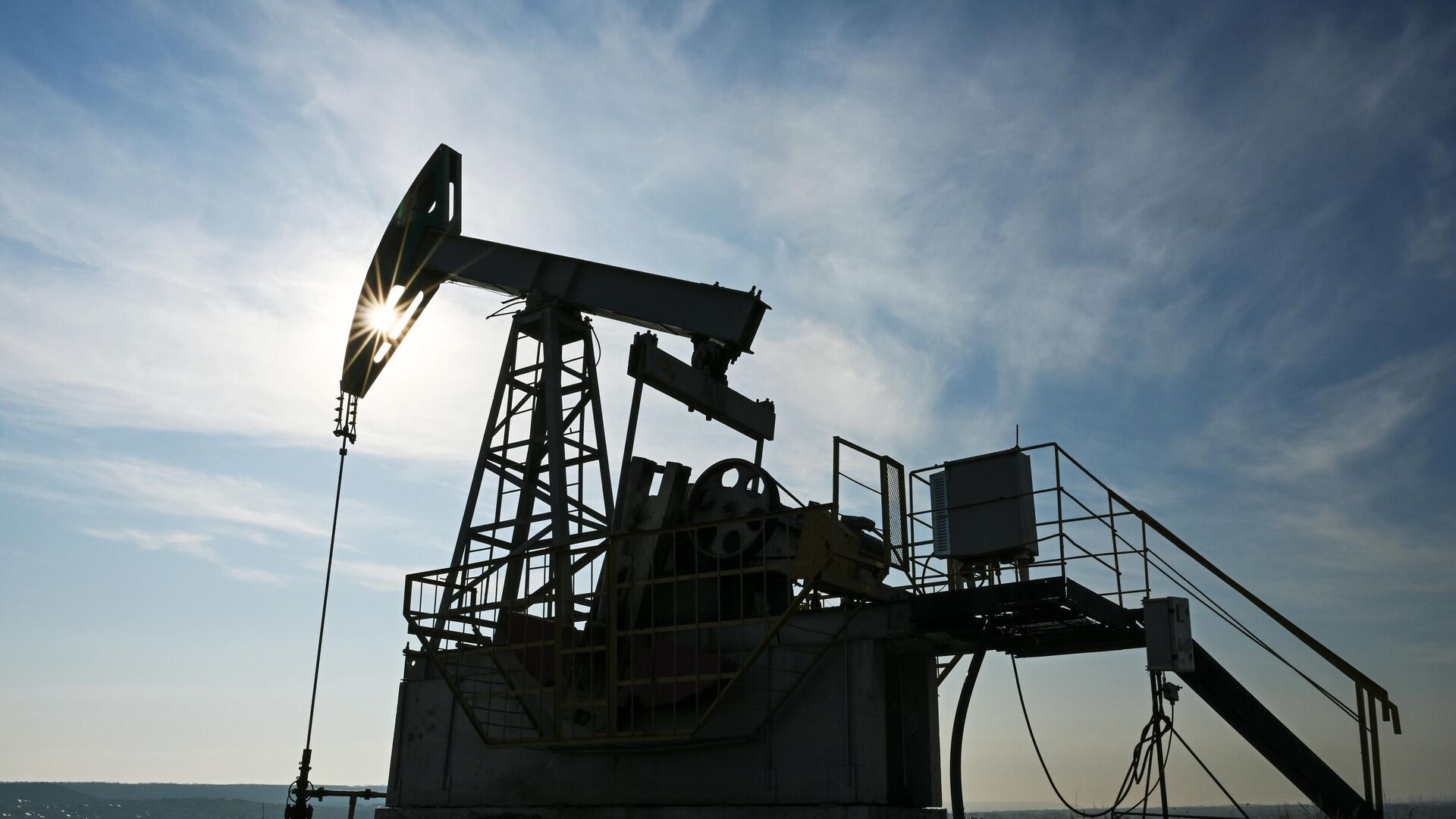Новак рассказал об увеличении поставок нефти в Китай через Казахстан