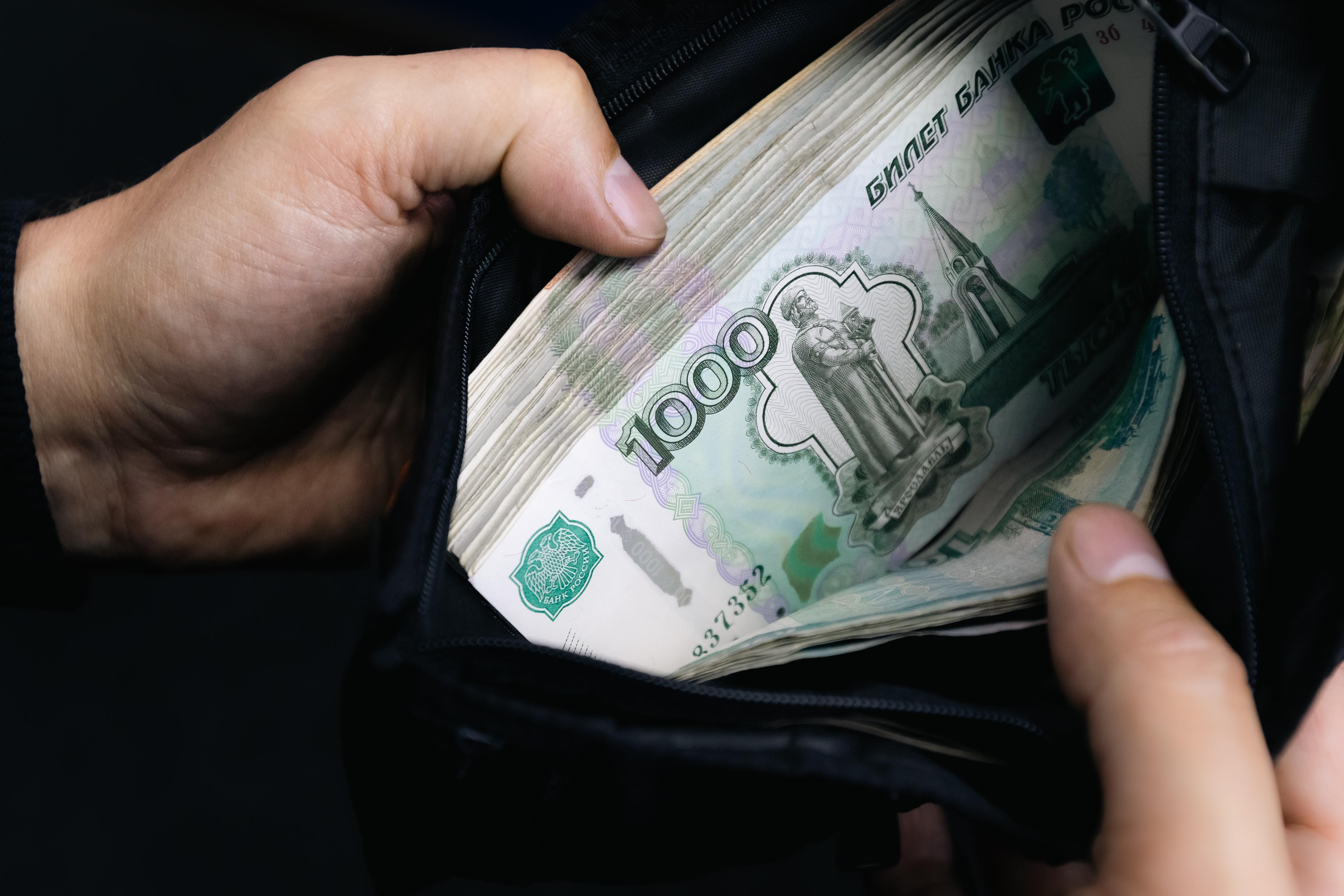 В июне в России изменятся правила выплат и увеличатся госпошлины за номера