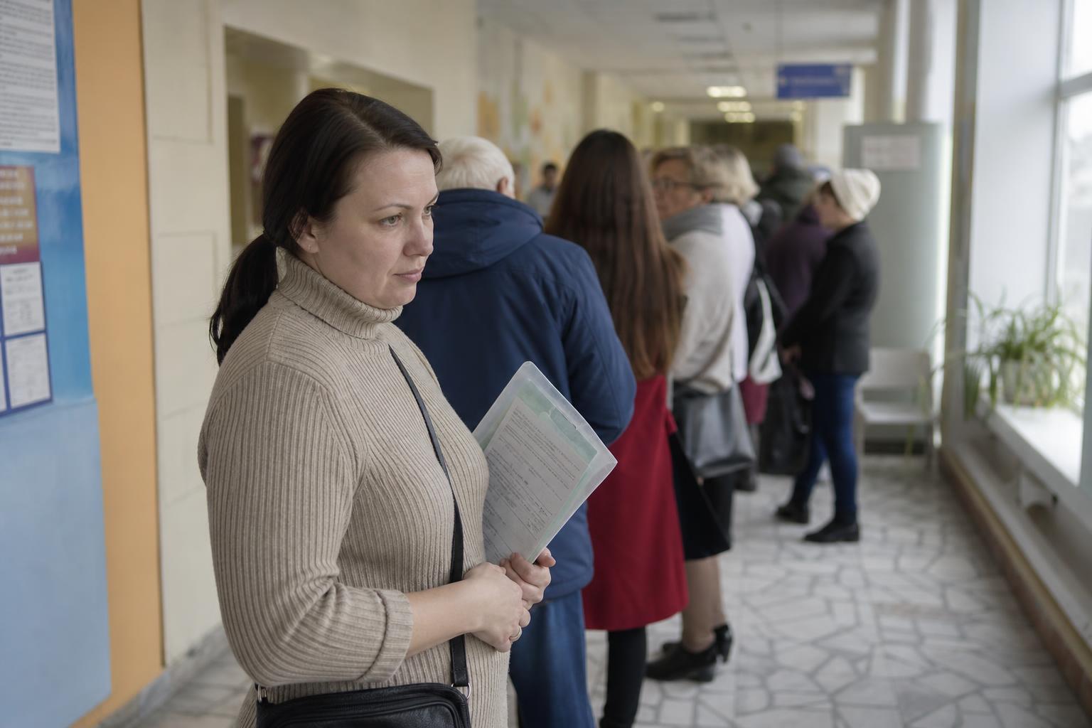 Женщина в очереди к врачу в российской поликлинике