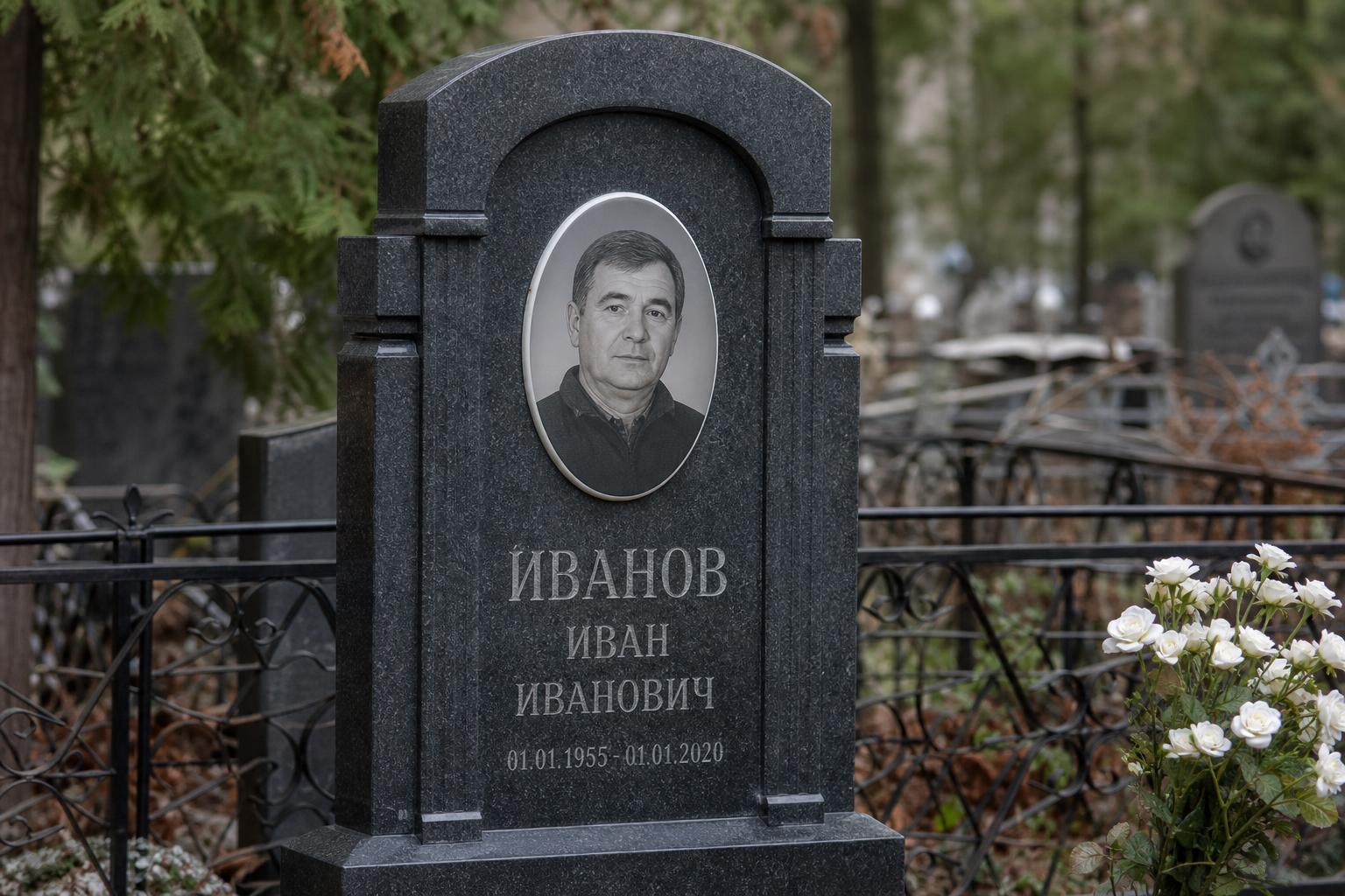 Классический гранитный памятник на могиле с портретом и надписью