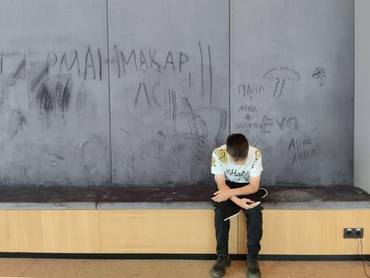 Пермская галерея: бархатные сиденья исписаны рисунками и надписями