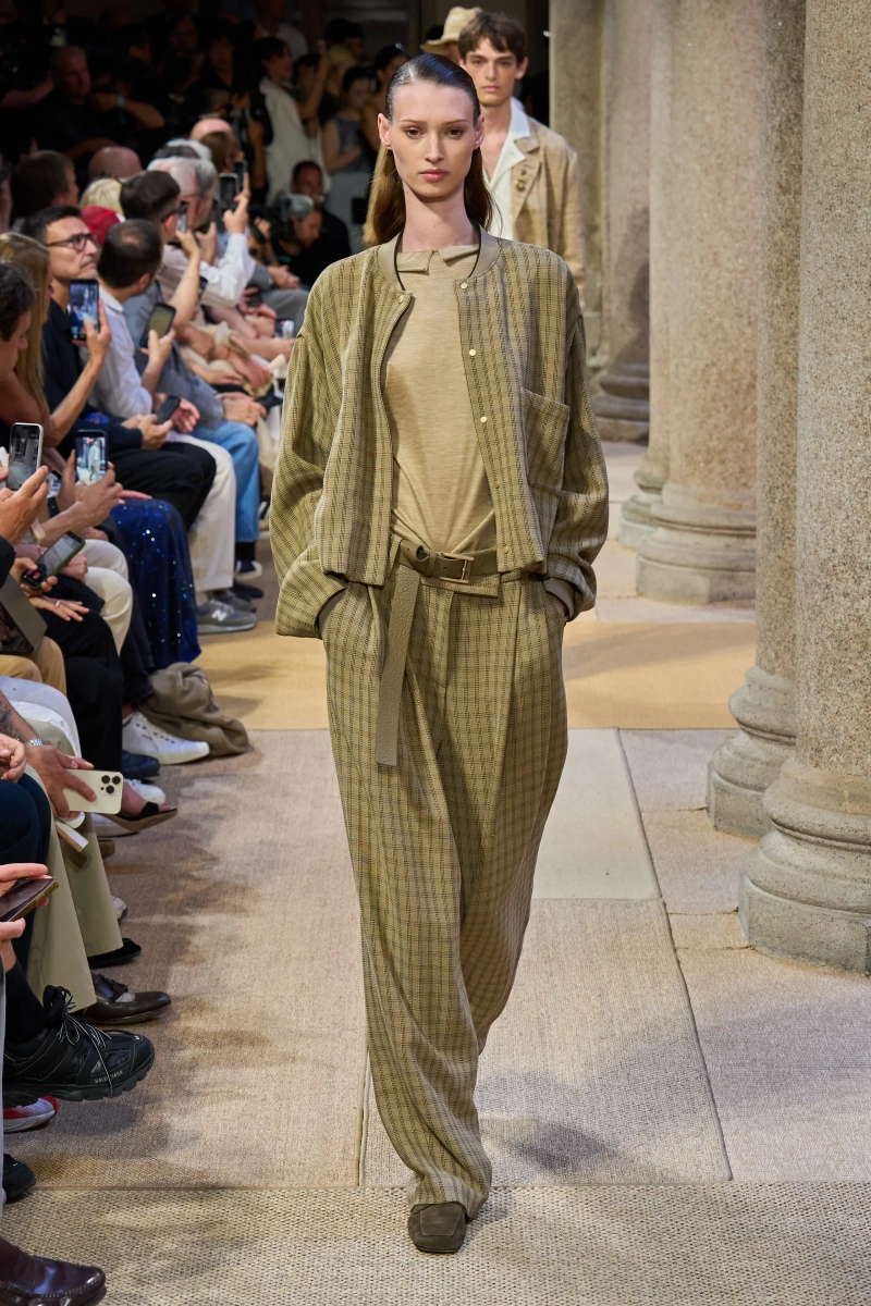 00005-giorgio-armani-resort-2027-credit-gorunway.webp